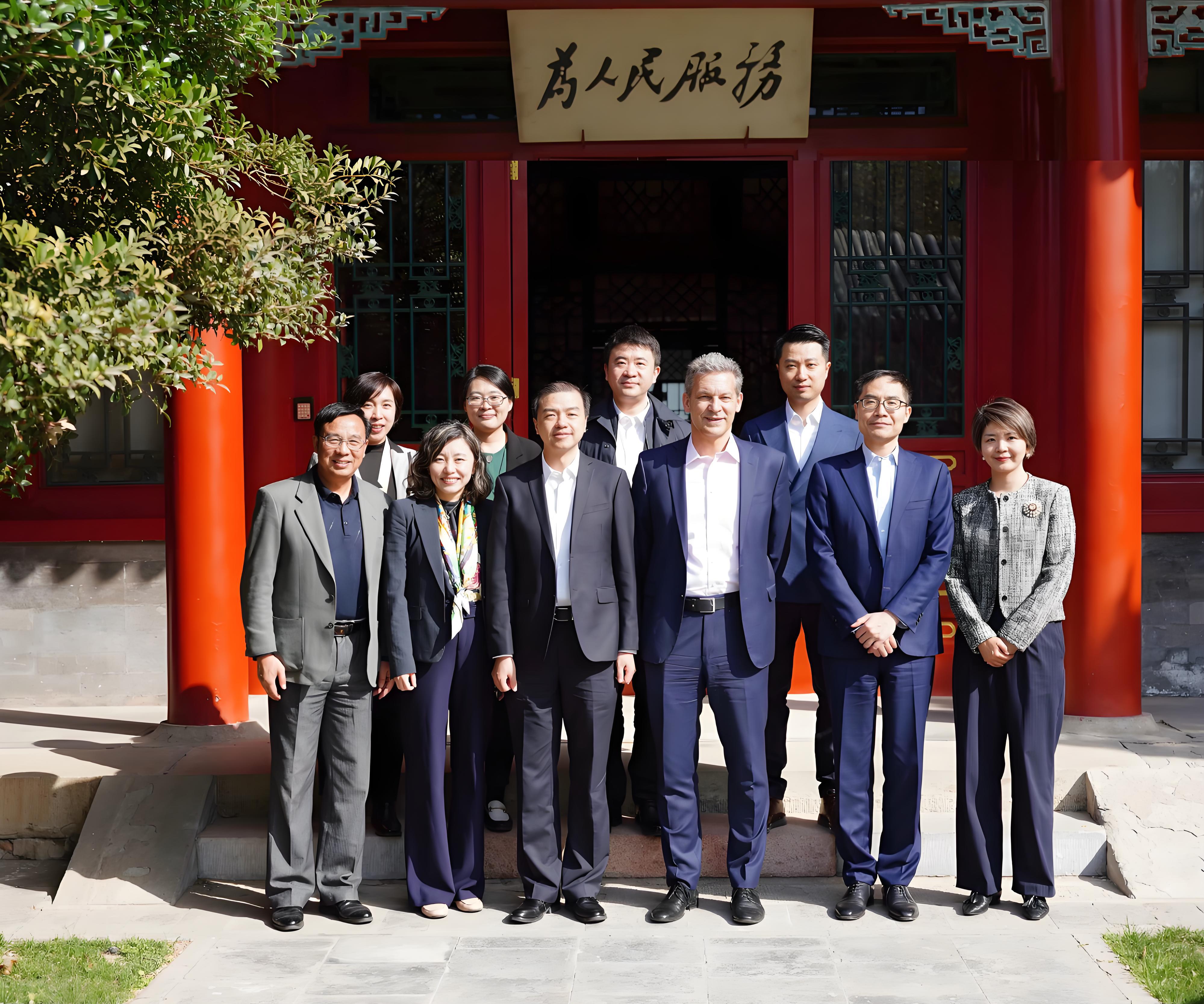 20250403-索诺瓦集团首席执行官一行到访开云游戏平台-孙力扬-向波涛(前排左三)与安特·凯多斯基(前排右三)及双方团队合影.jpg