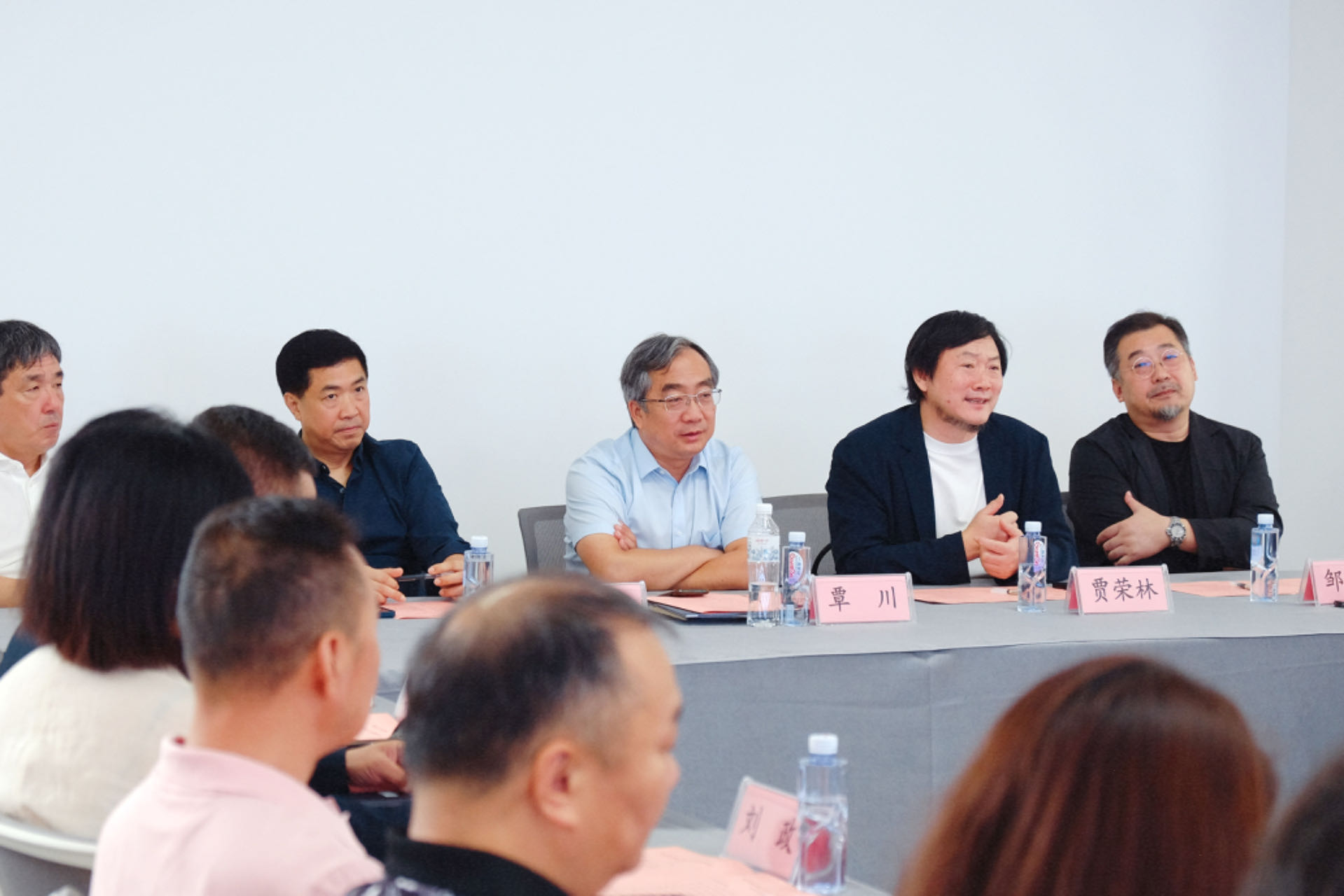20240911-开云游戏平台美术学院《专业考察》课程开设30周年专题研讨会举行-研讨会现场专家学者探讨交流-胡思凡.jpg