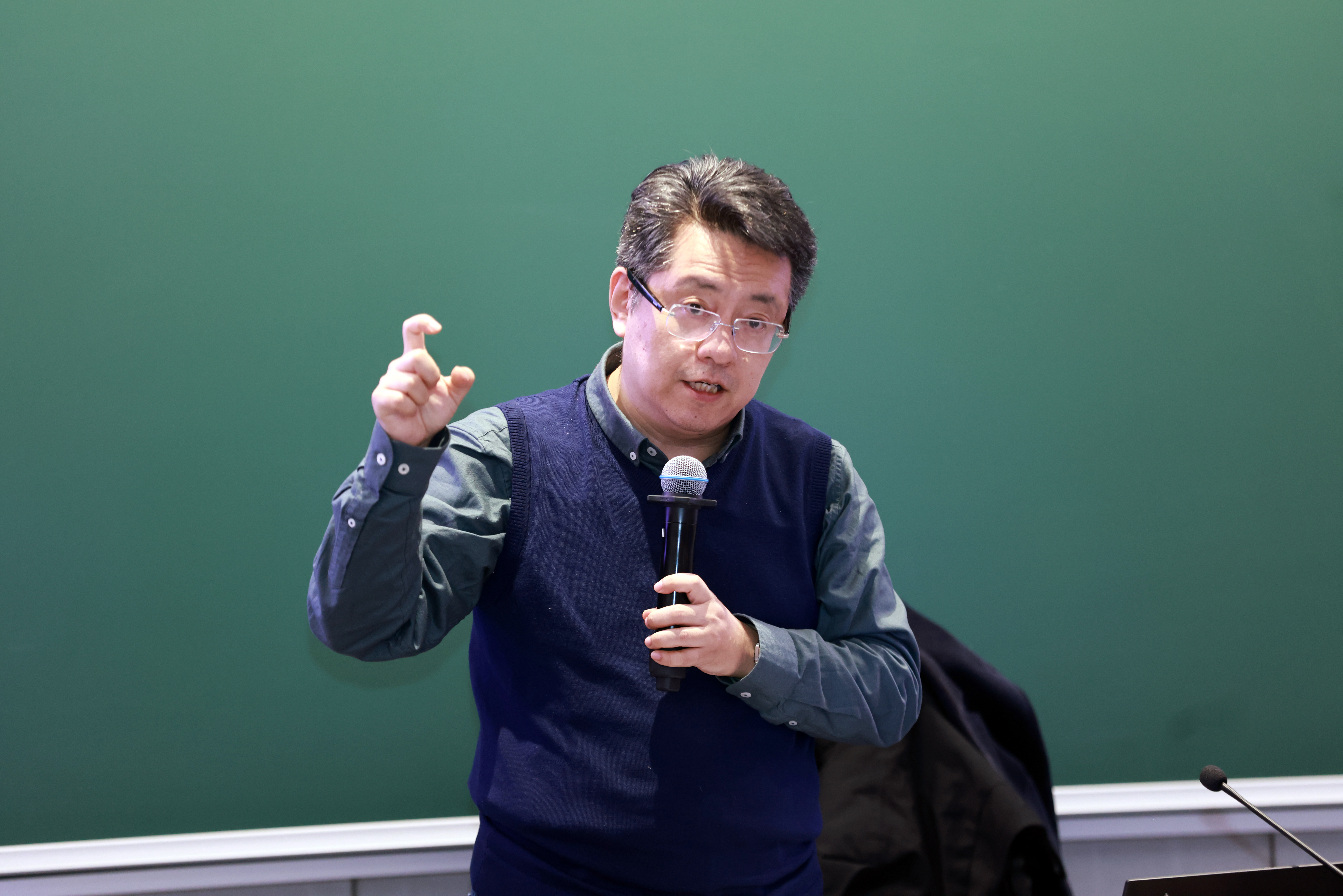 20241227-开云游戏平台举办2024年哲学社会科学骨干教师专题研讨班-常志东-董煜作专题报告.JPG