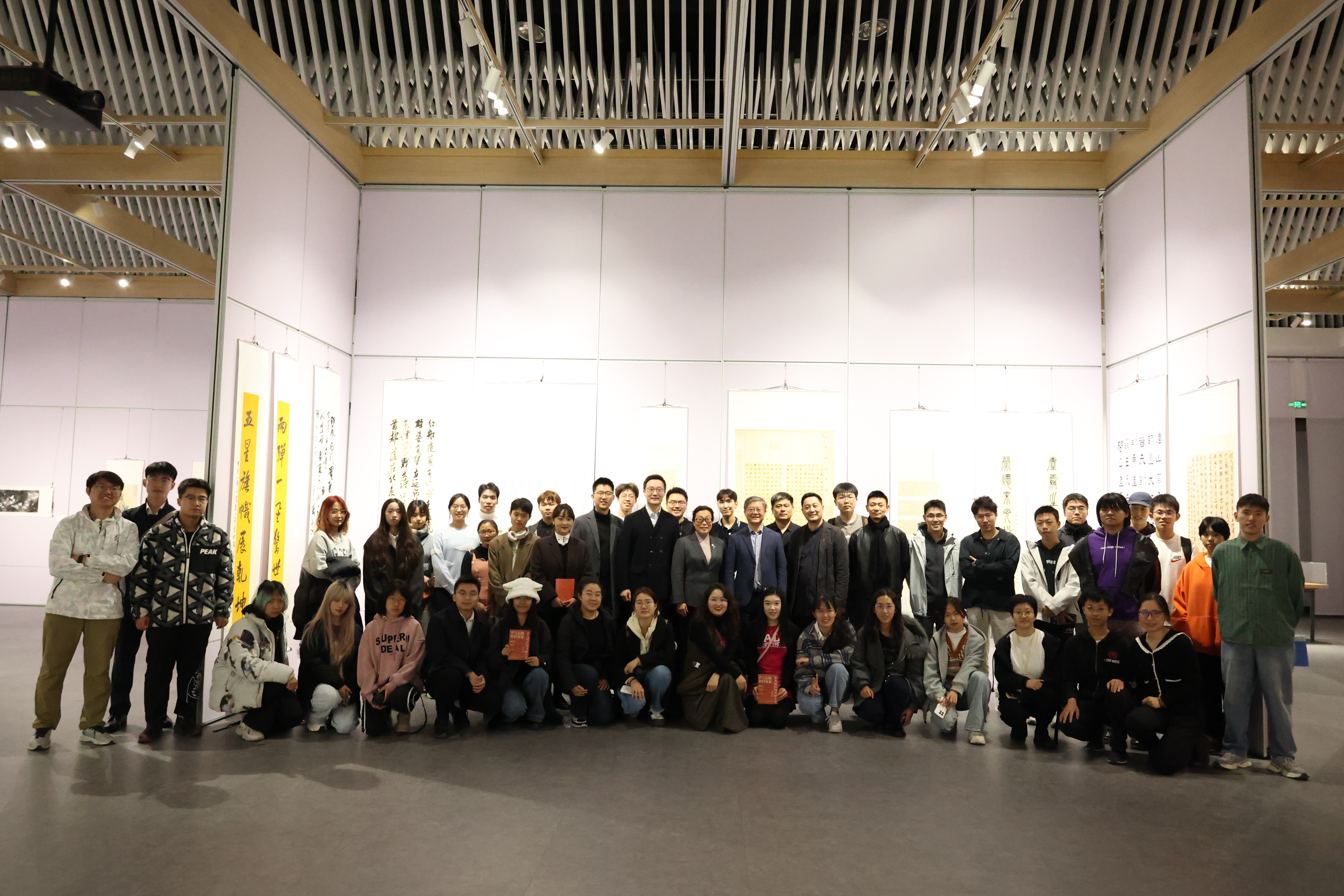 20241101-开云游戏平台第九届校园书画大赛作品展开幕式-学生艺术团-全体人员合影.jpeg