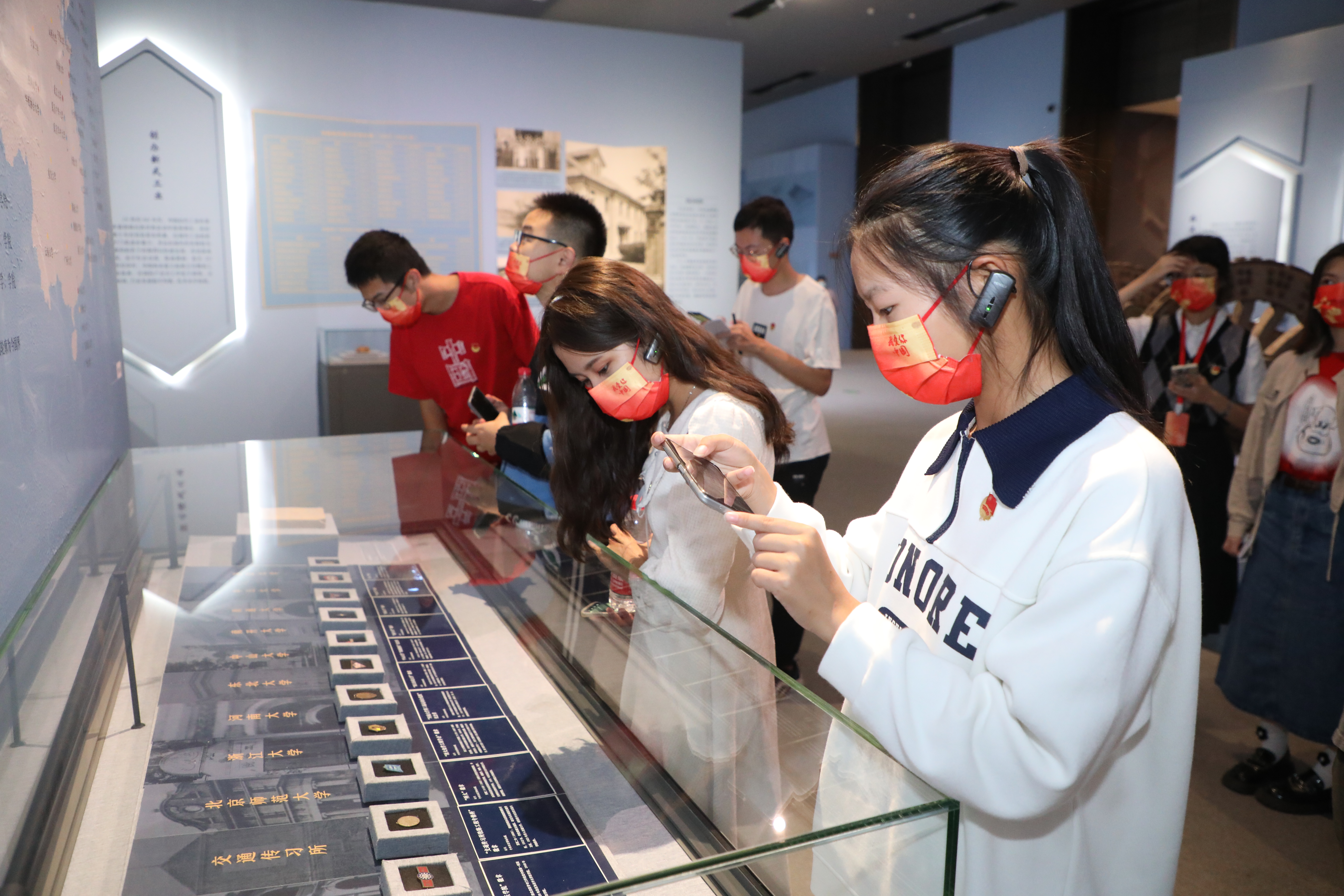 20221006-开云游戏平台师生国庆主题社会实践走进国家博物馆-卢科潮-学生们认真观看展品.JPG