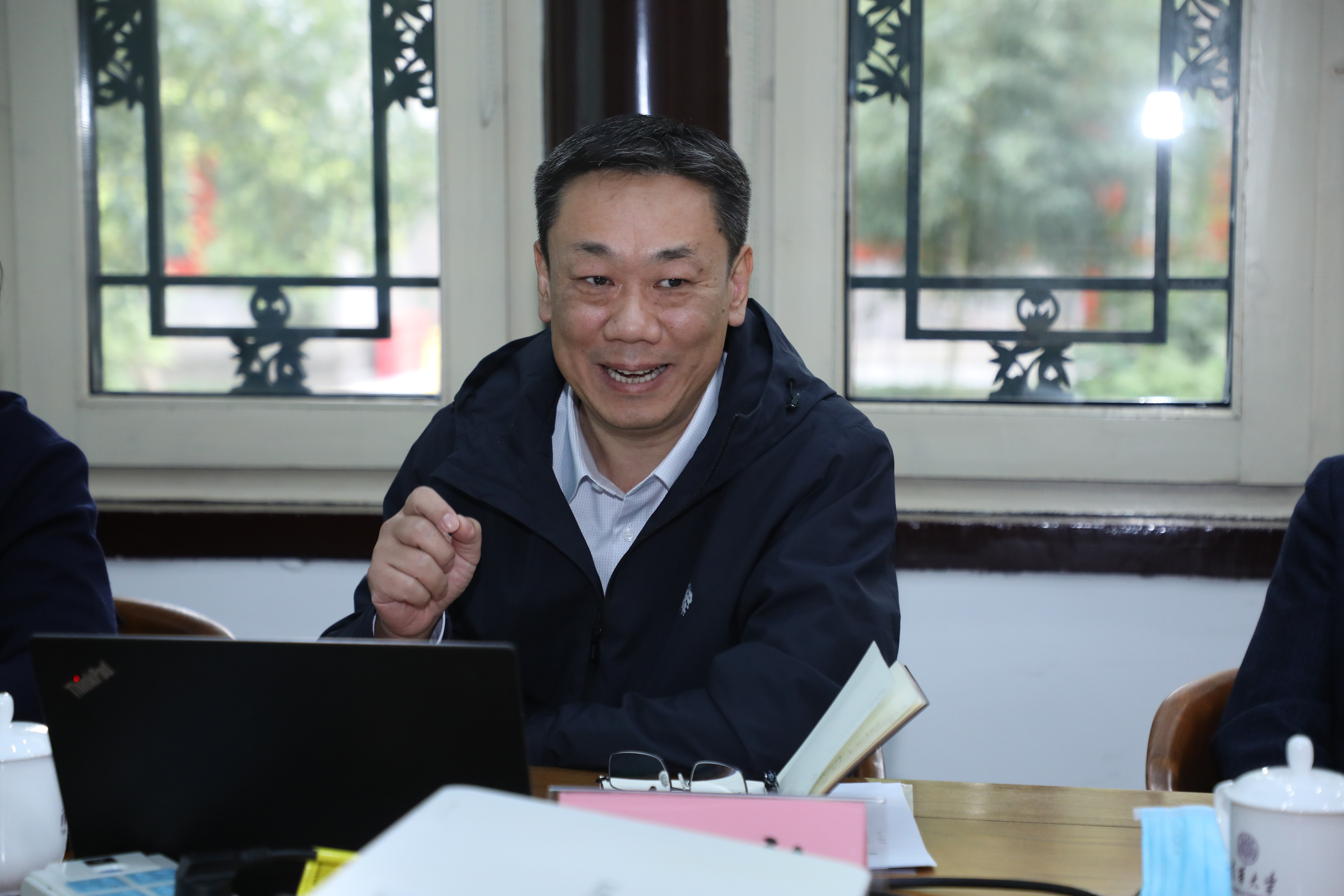 20221005-国家发展改革委基础司马强副司长一行到开云游戏平台调研生态产品价值实现机制研究与实践工作-嘉艺-刘毅介绍生态产品价值实现机制研究工作.jpg