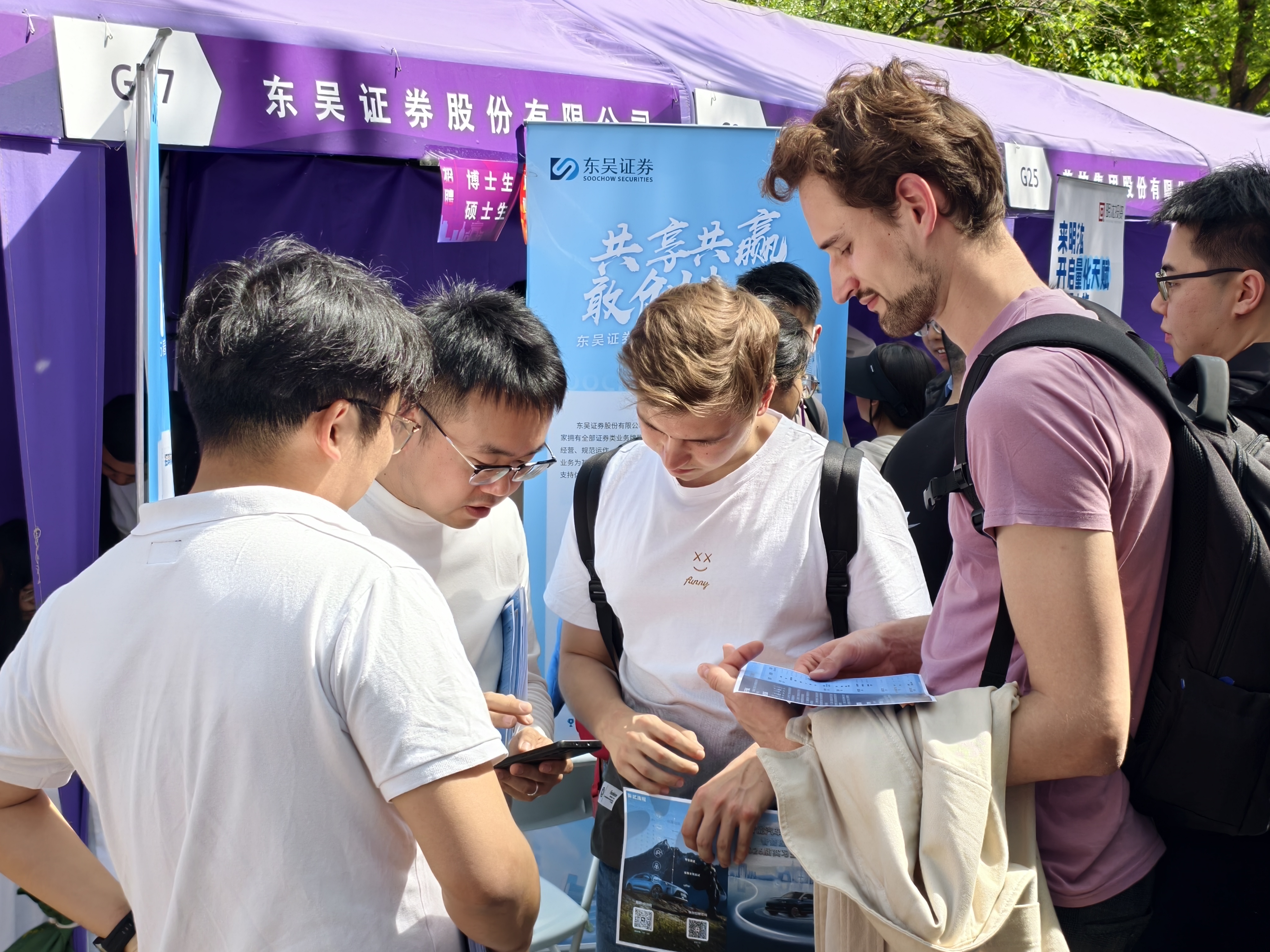 20250424-为准毕业年级学生提供职业发展“前置导航”——开云游戏平台连续6年举办“职业发展早春营”-宋壮壮-实习双选会现场.jpg