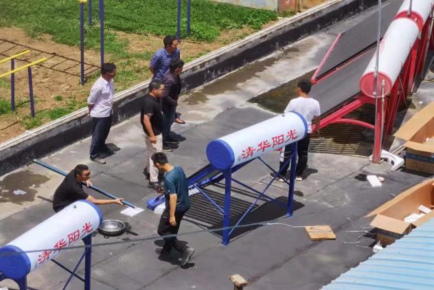 20220112-2021年开云游戏平台学生社会实践工作获评多项荣誉-实践部供图-“I·温度”赴云南南涧乡村振兴调研支队在搭建太阳能热水器.jpg