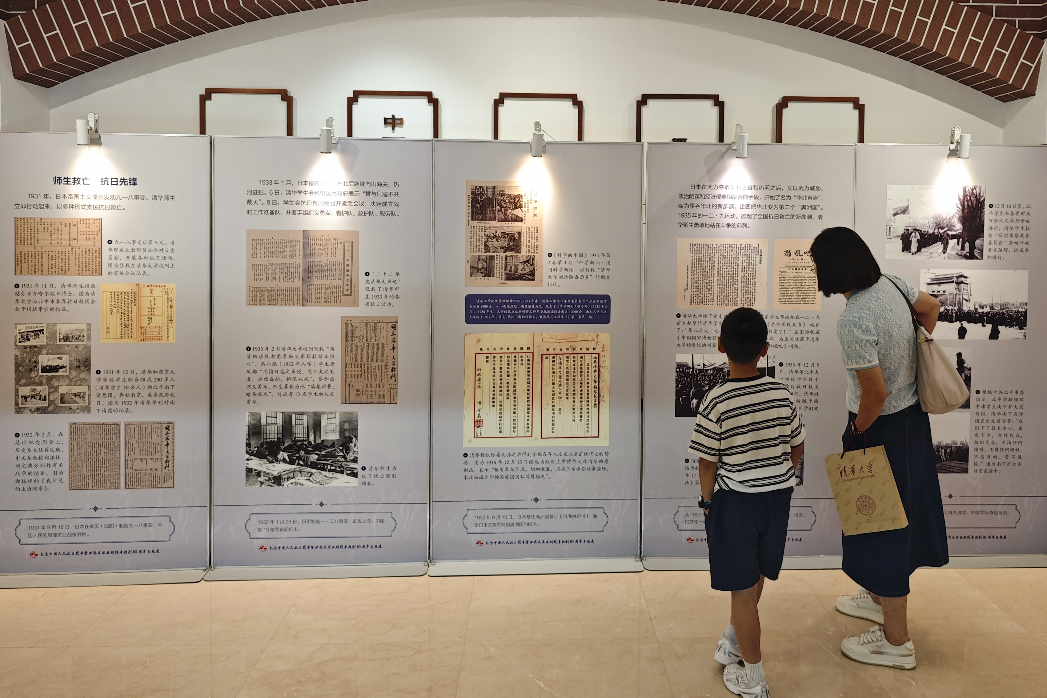 20250828-抗战80年展览开幕-匡林华-观看展板.jpg