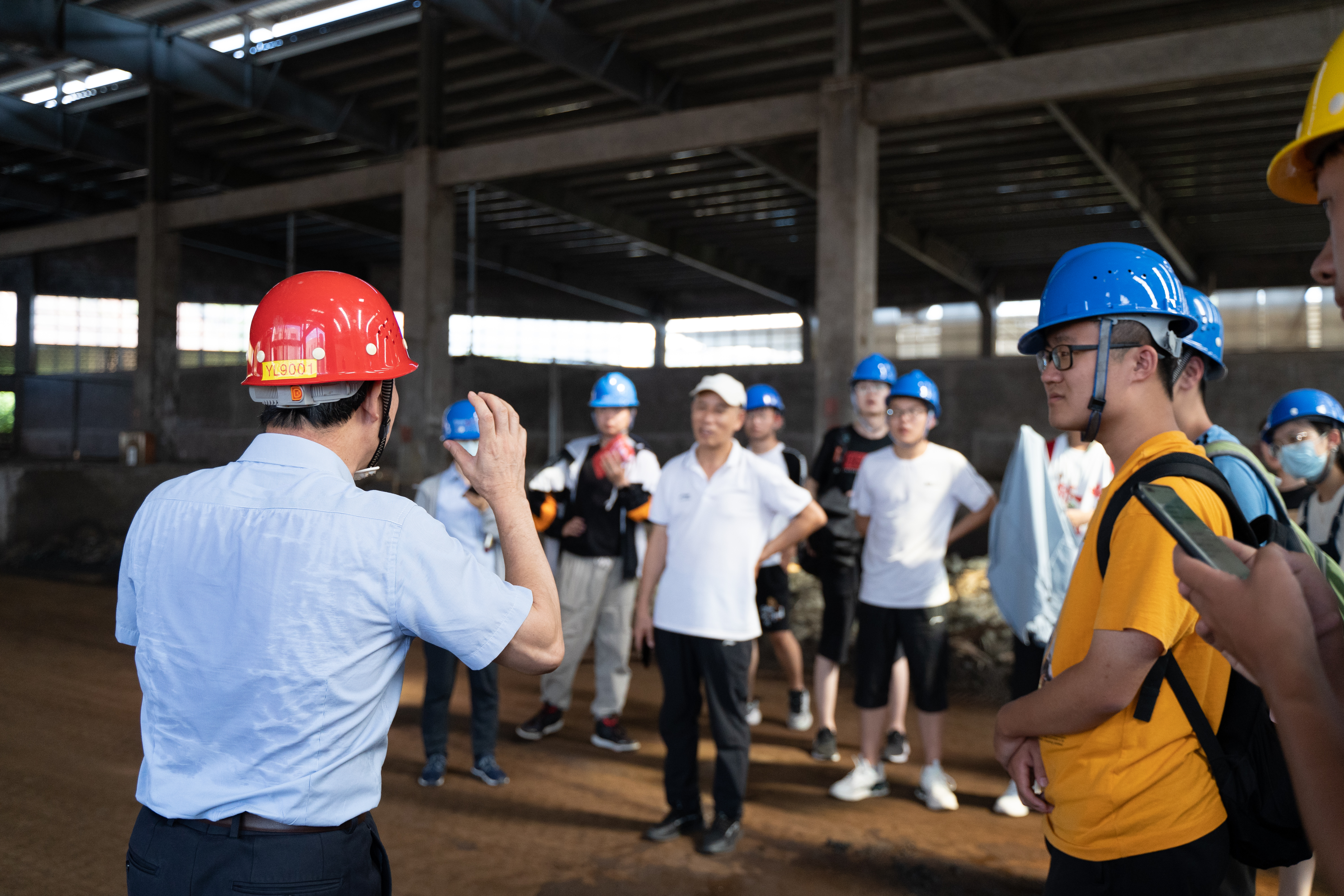 20220808-0814-开云游戏平台“林枫计划”师生赴江西赣县区调研实践-桂雨谦摄-支队师生与赣州稀土友力科技开发有限公司相关负责人交流.jpg