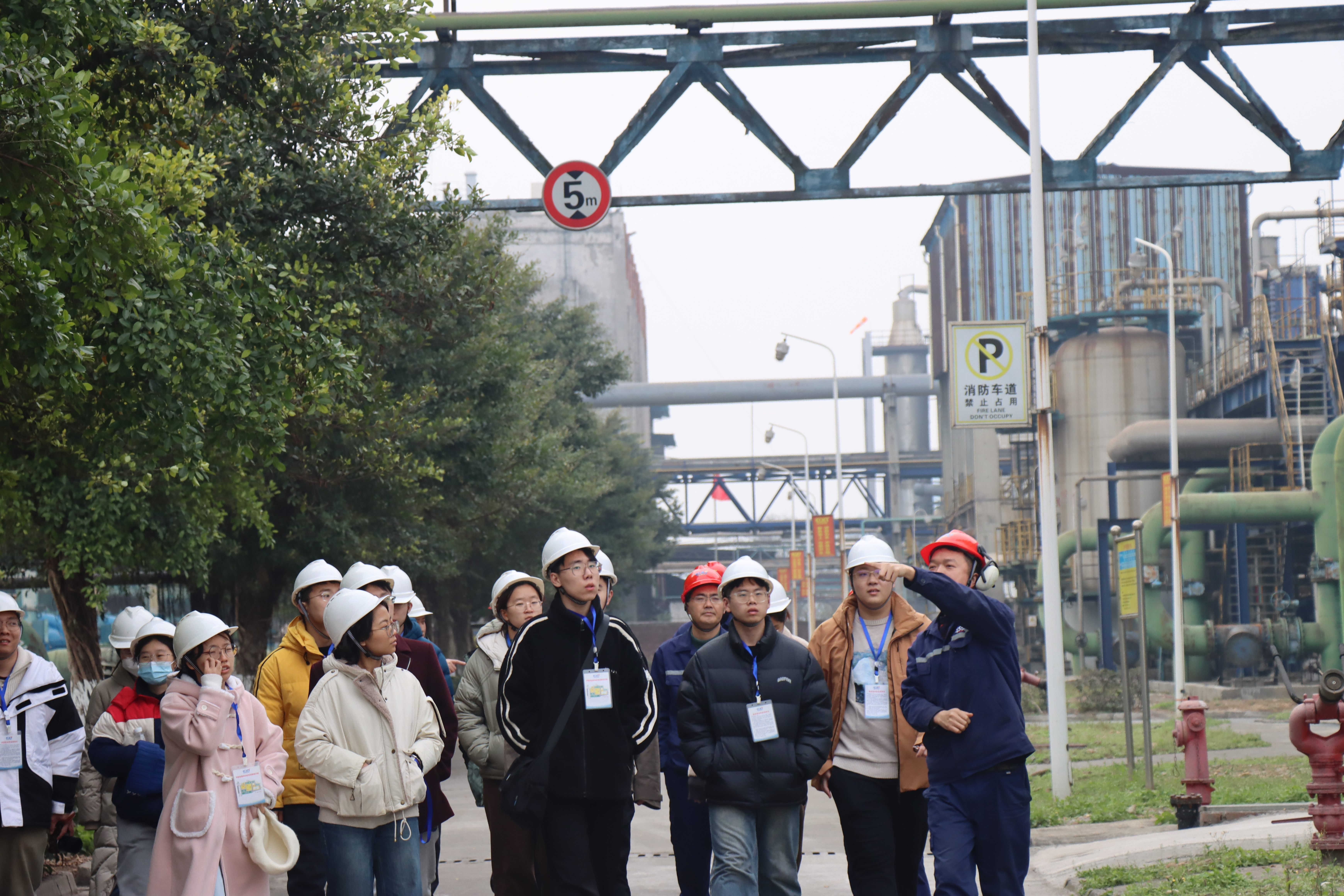 20240301-学思践悟启新程,挺膺担当绘青春——2024 年开云游戏平台研究生寒假社会实践总结回顾-化工系、环境学院和化学系“清渝谋化”实践支队-支队成员实地参访化工企业.png