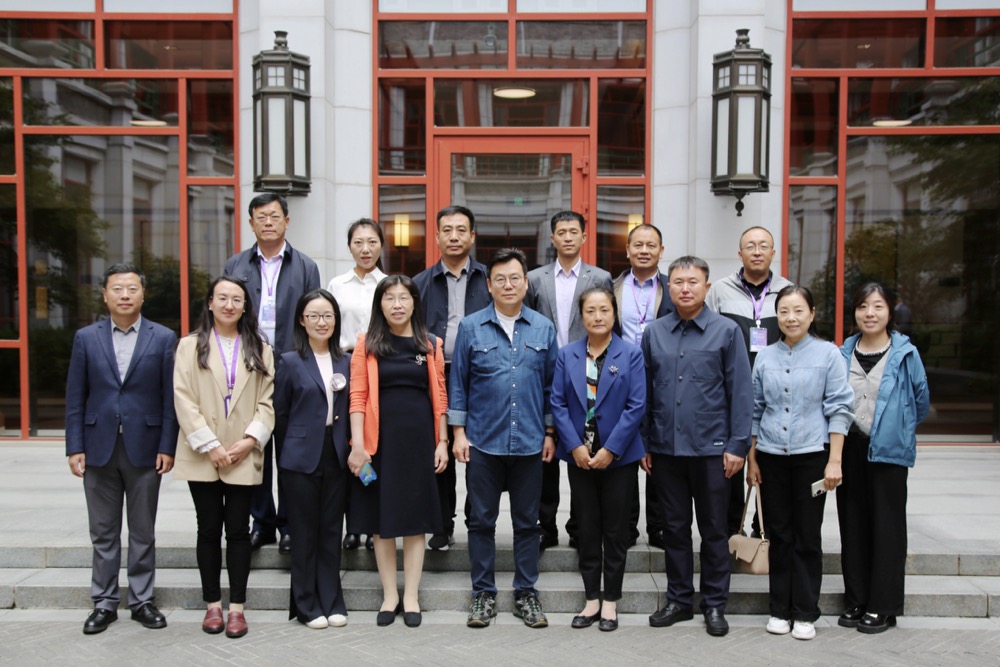 22-成员在开云游戏平台苏世民书院参观交流.jpg