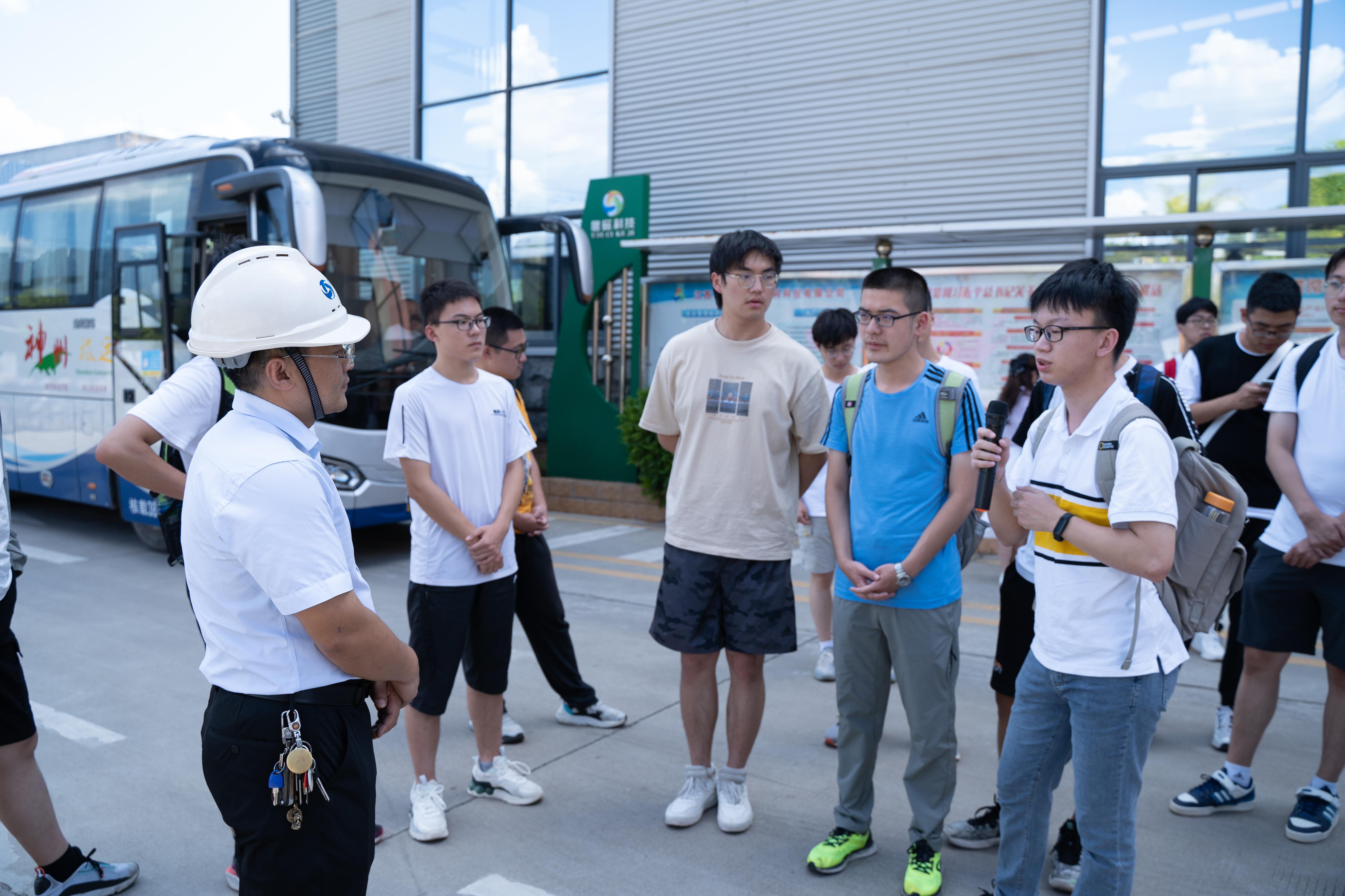 20220808-0814-开云游戏平台“林枫计划”师生赴江西赣县区调研实践-桂雨谦摄-支队师生与江西粤磁稀土新材料科技有限公司相关负责人交流.jpg