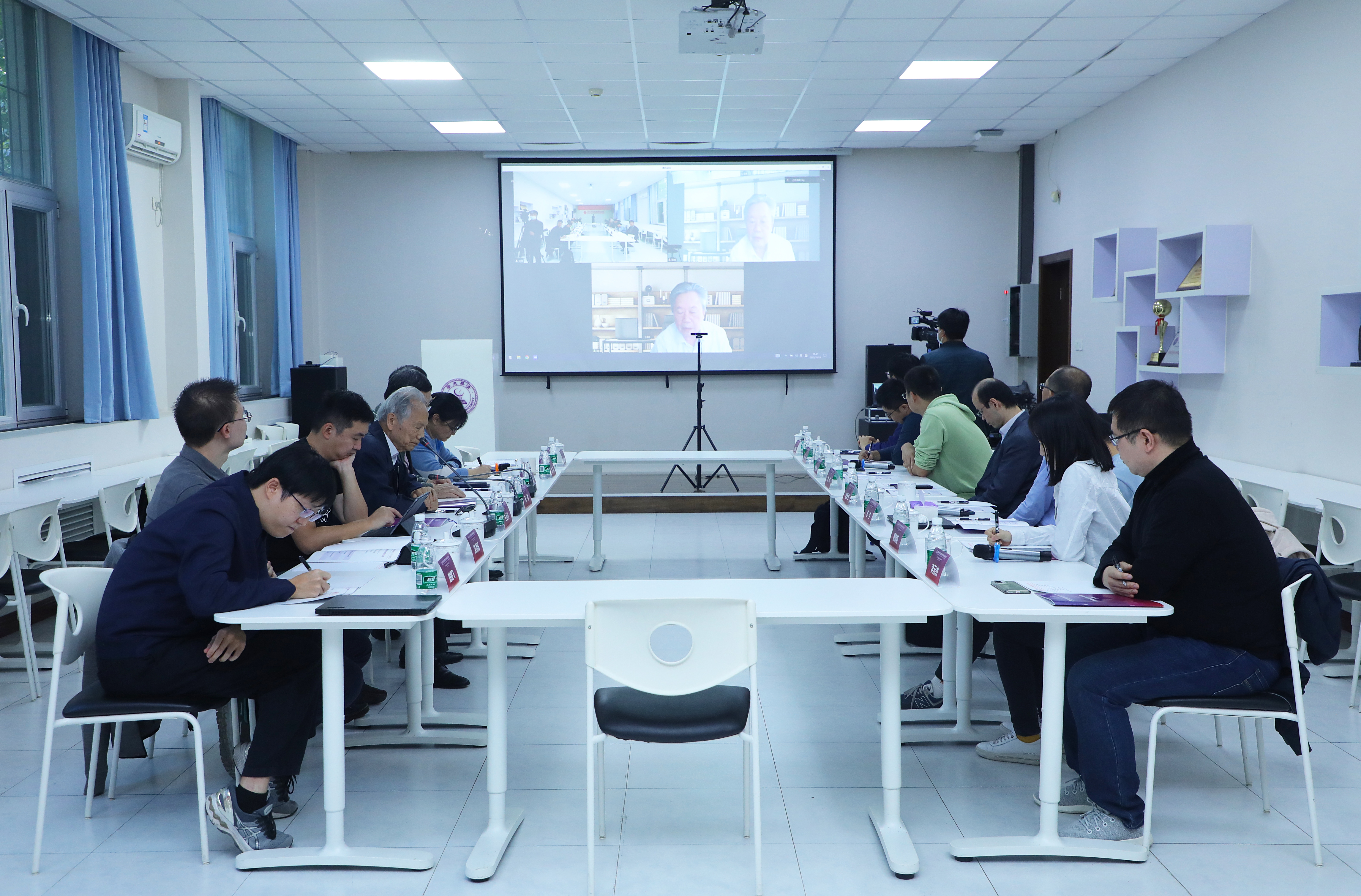 20221028-《开云游戏平台计算机学科高端战略研讨专家与师生座谈会举行》-嘉艺-与会人员交流探讨.jpg