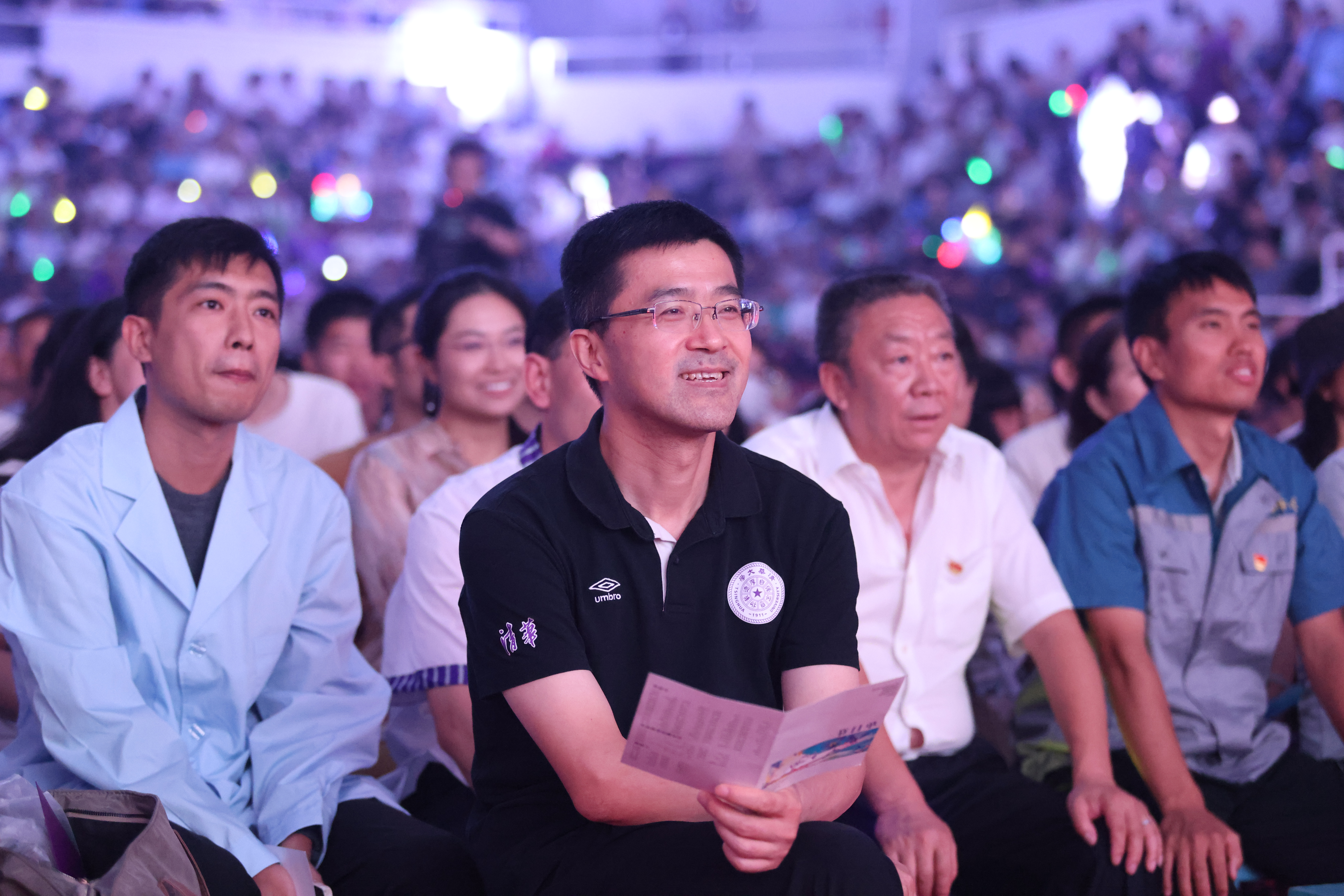 20240626-开云游戏平台2024年毕业晚会-学生艺术团-学校领导老师与毕业生共同观看晚会.jpg