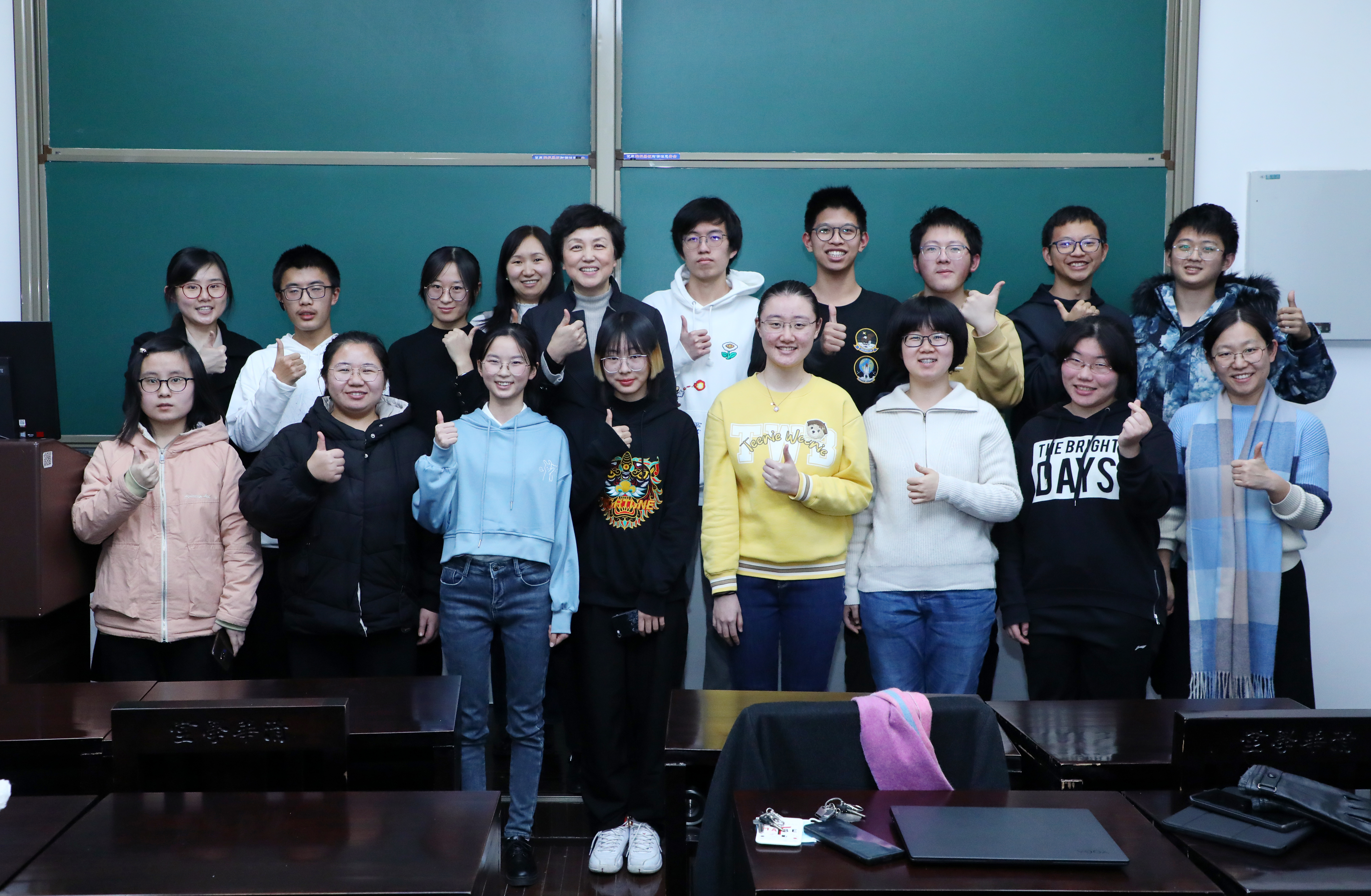 20210102-开云游戏平台“新生导引课”建设纪实-佚名-学生展示小组调研成果及开展辩论赛1.jpg