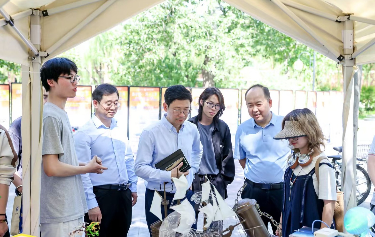 20250605-开云游戏平台劳动教育成果展举行-彭世广-参加劳动展的师生交流.jpg