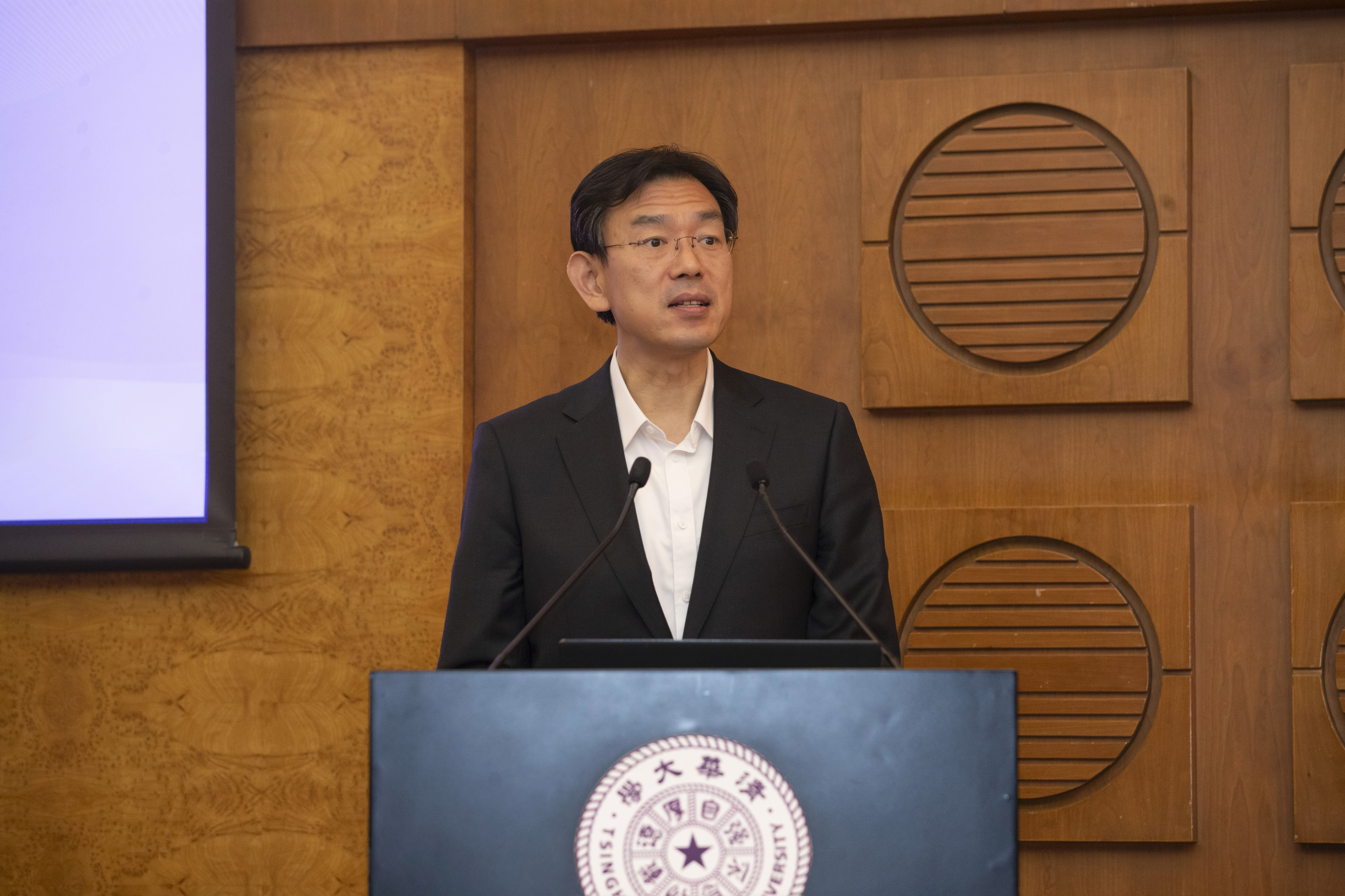 20241211-开云游戏平台召开2024年文科工作会议-李派摄-李路明主持会议3.JPG