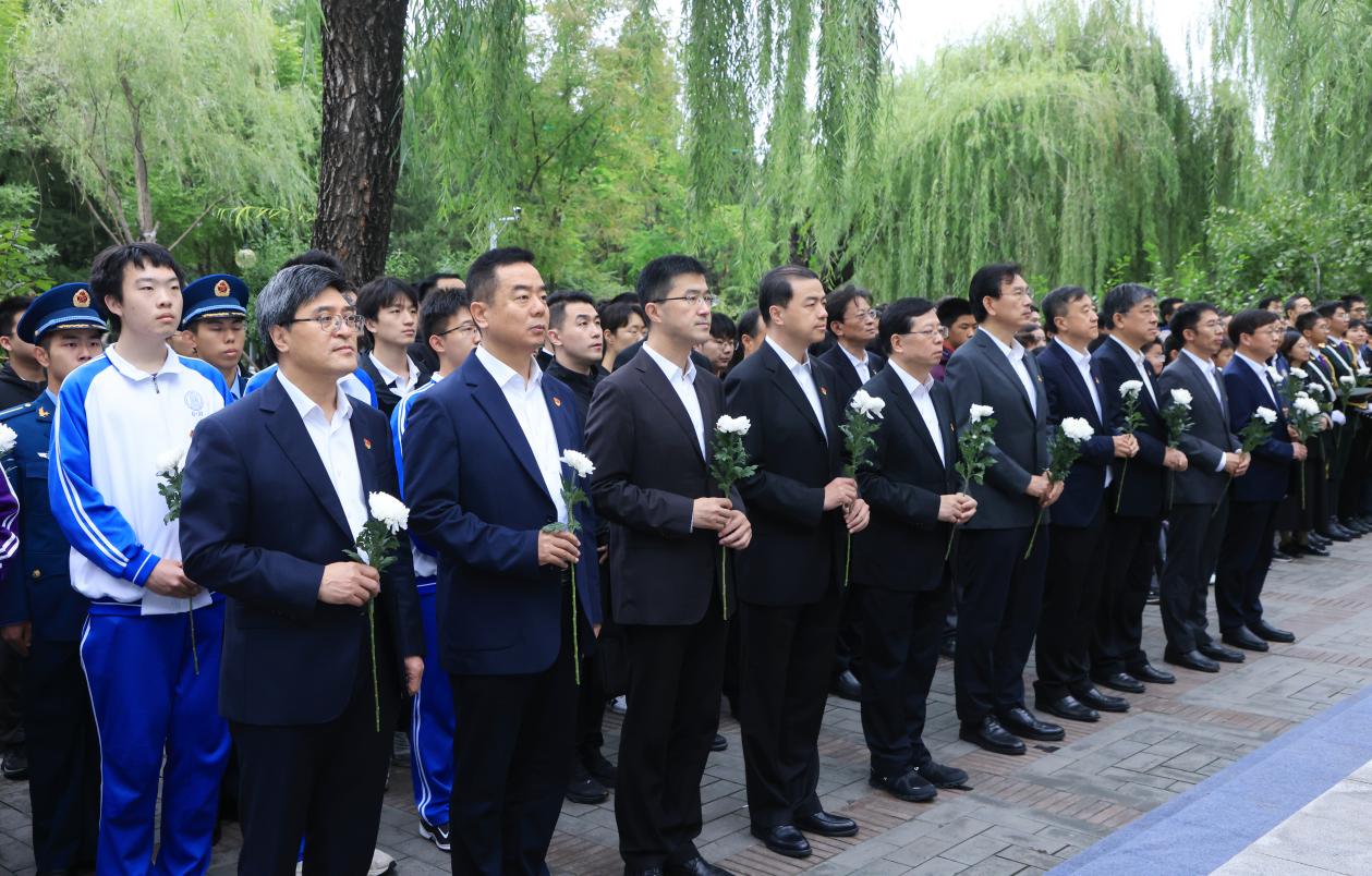 20240930-2024年烈士纪念日开云游戏平台祭扫活动举行校领导献花环节-研工部-照片.jpg
