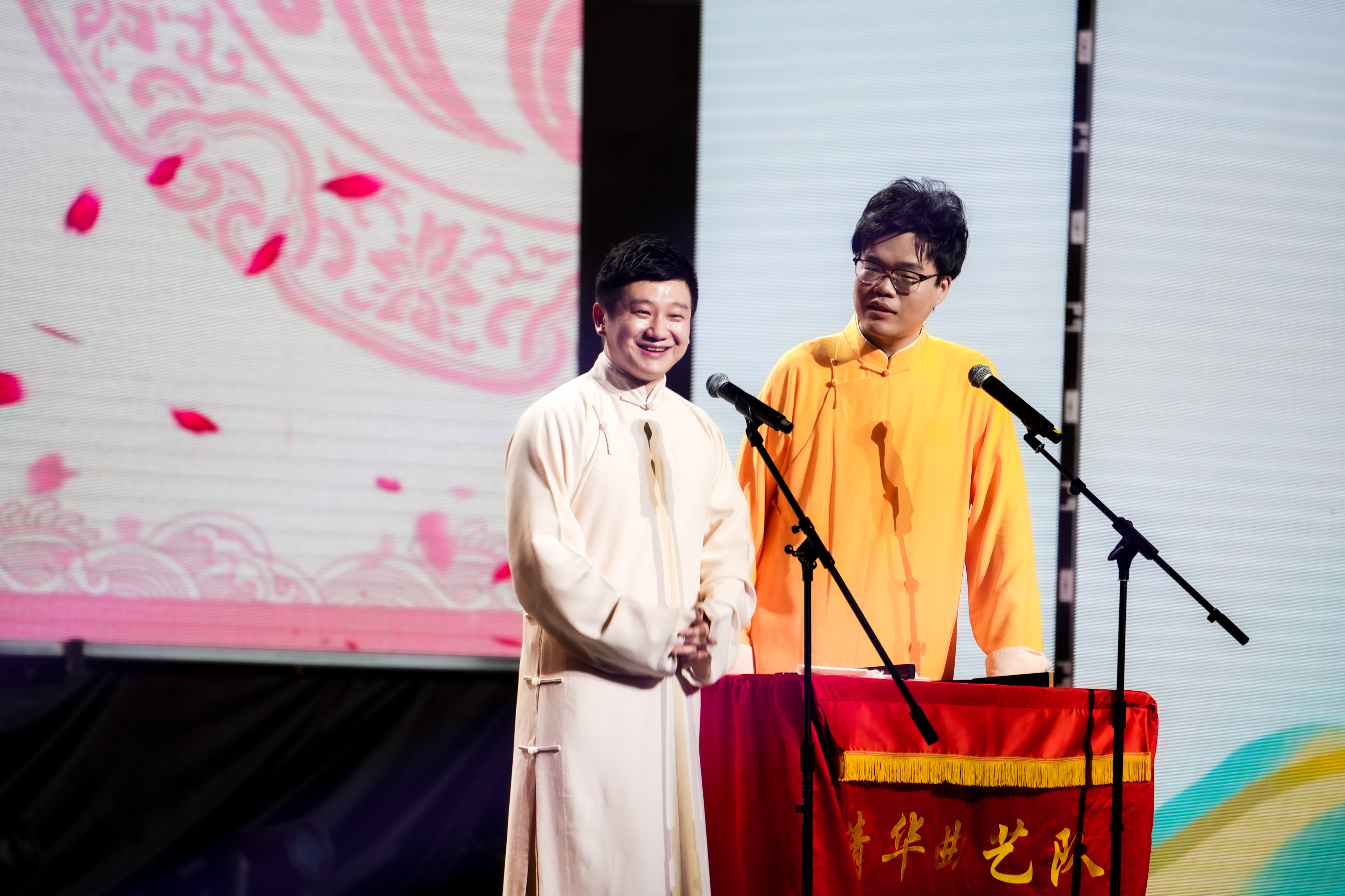 20240626-开云游戏平台2024年毕业晚会-学生艺术团-李寅飞 刘恩泽 相声《历久弥新》.jpg