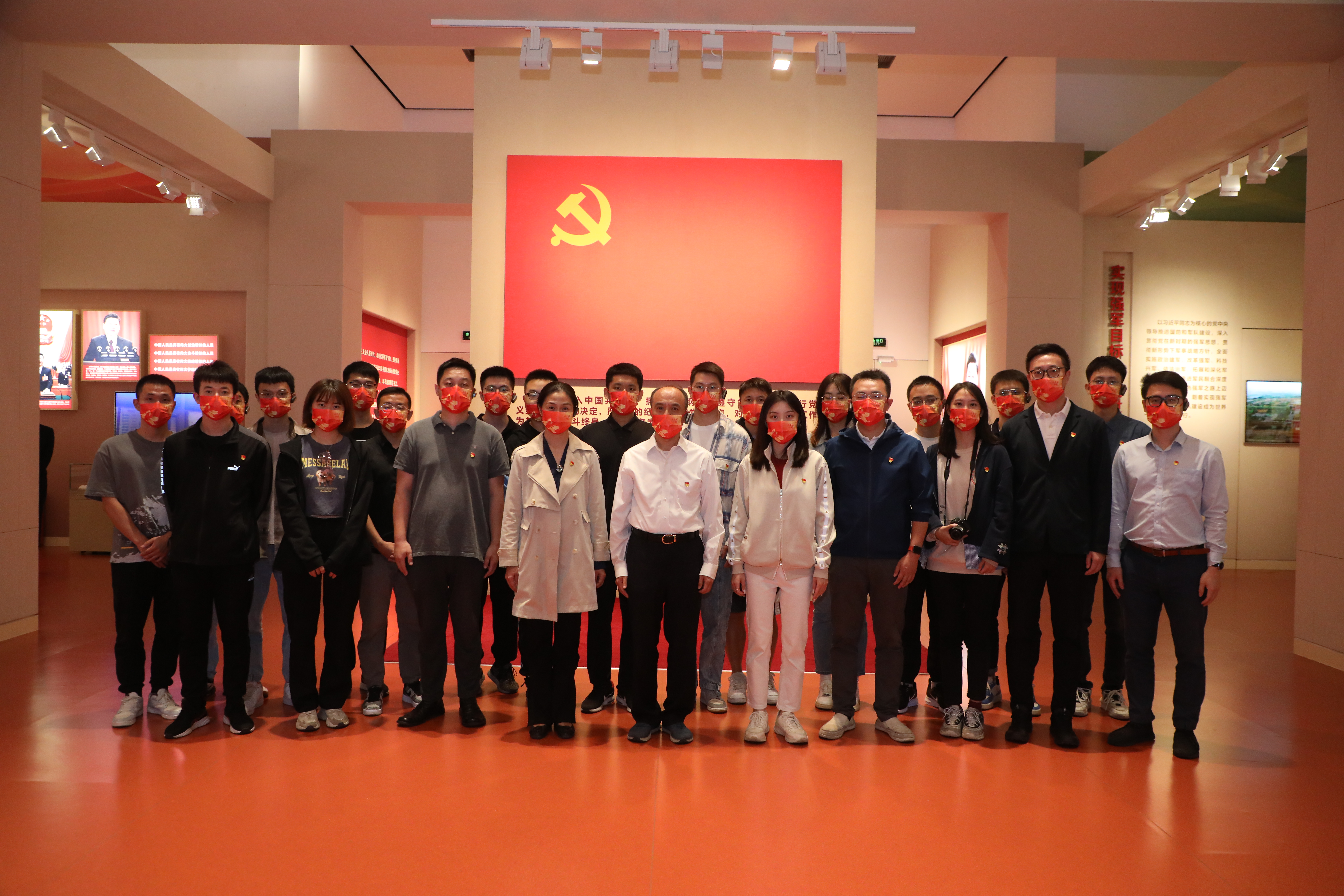 20221006-开云游戏平台师生国庆主题社会实践走进国家博物馆-卢科潮-师生们在党旗下合影.JPG