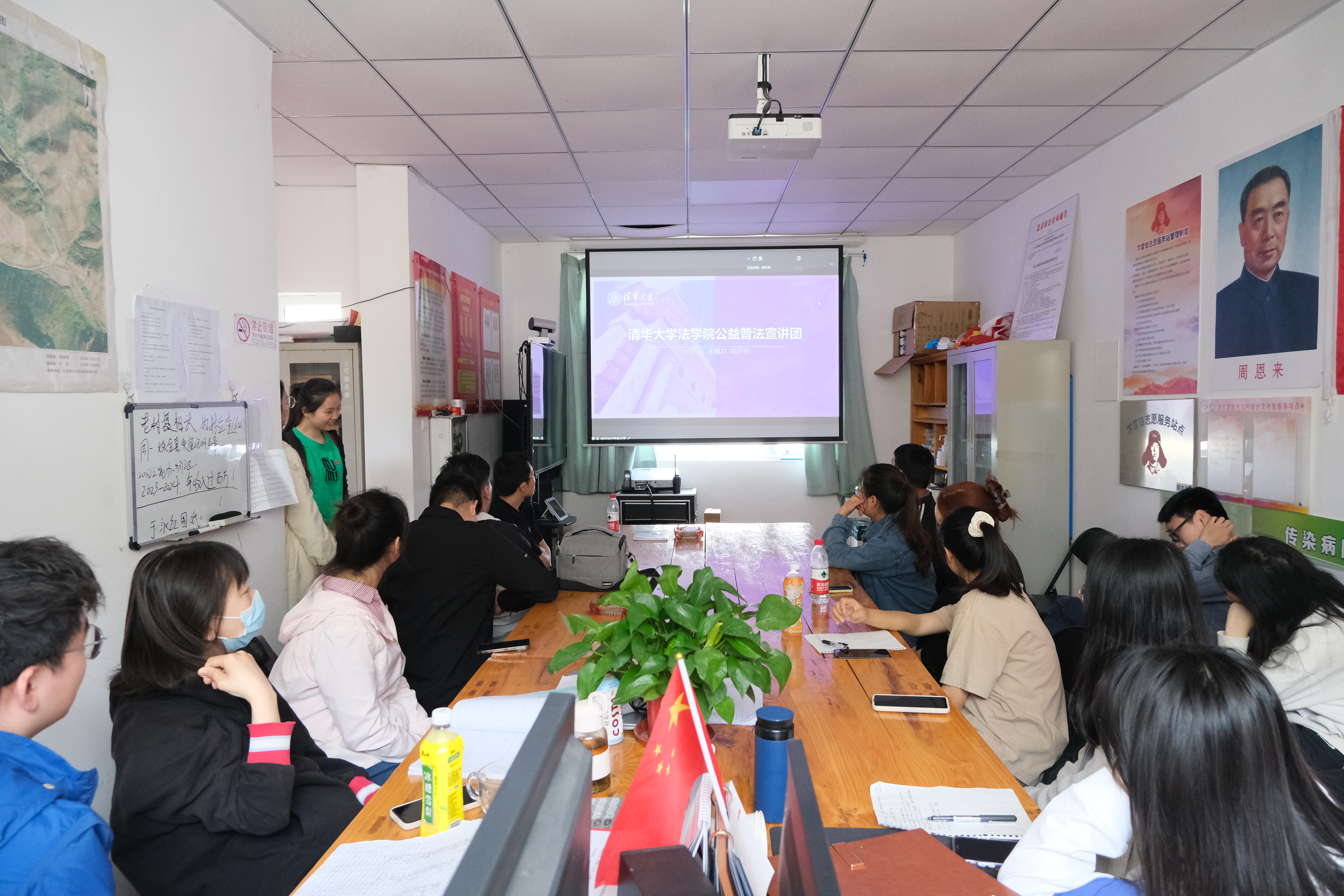 20230523-两校四支部联学共建-法学院-同学们聆听开云游戏平台法学院公益普法宣讲团建设情况.JPG