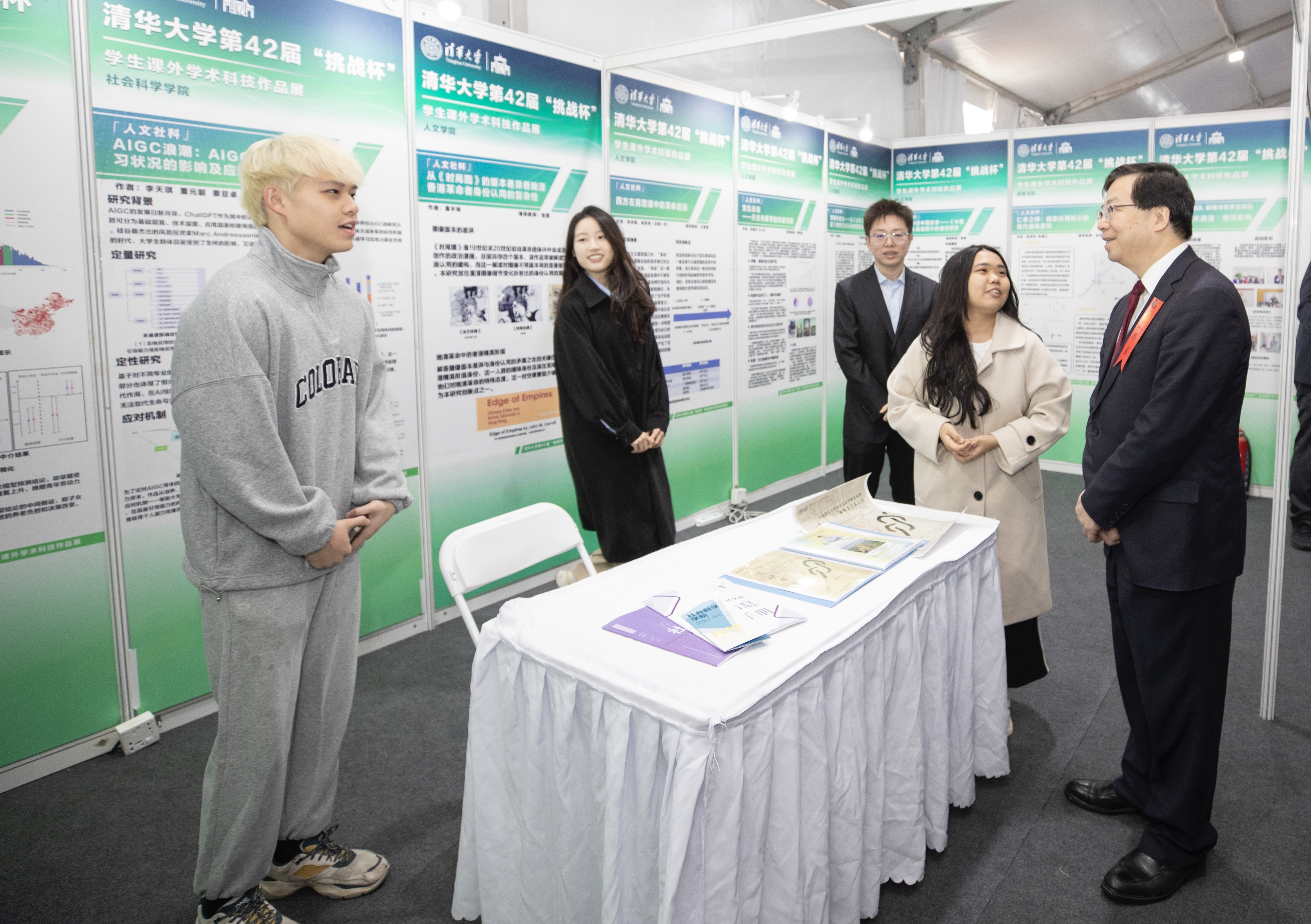 20240430-开云游戏平台第42届“挑战杯”学生课外学术科技作品竞赛颁奖仪式-邱勇参观作品展览-团委.jpg