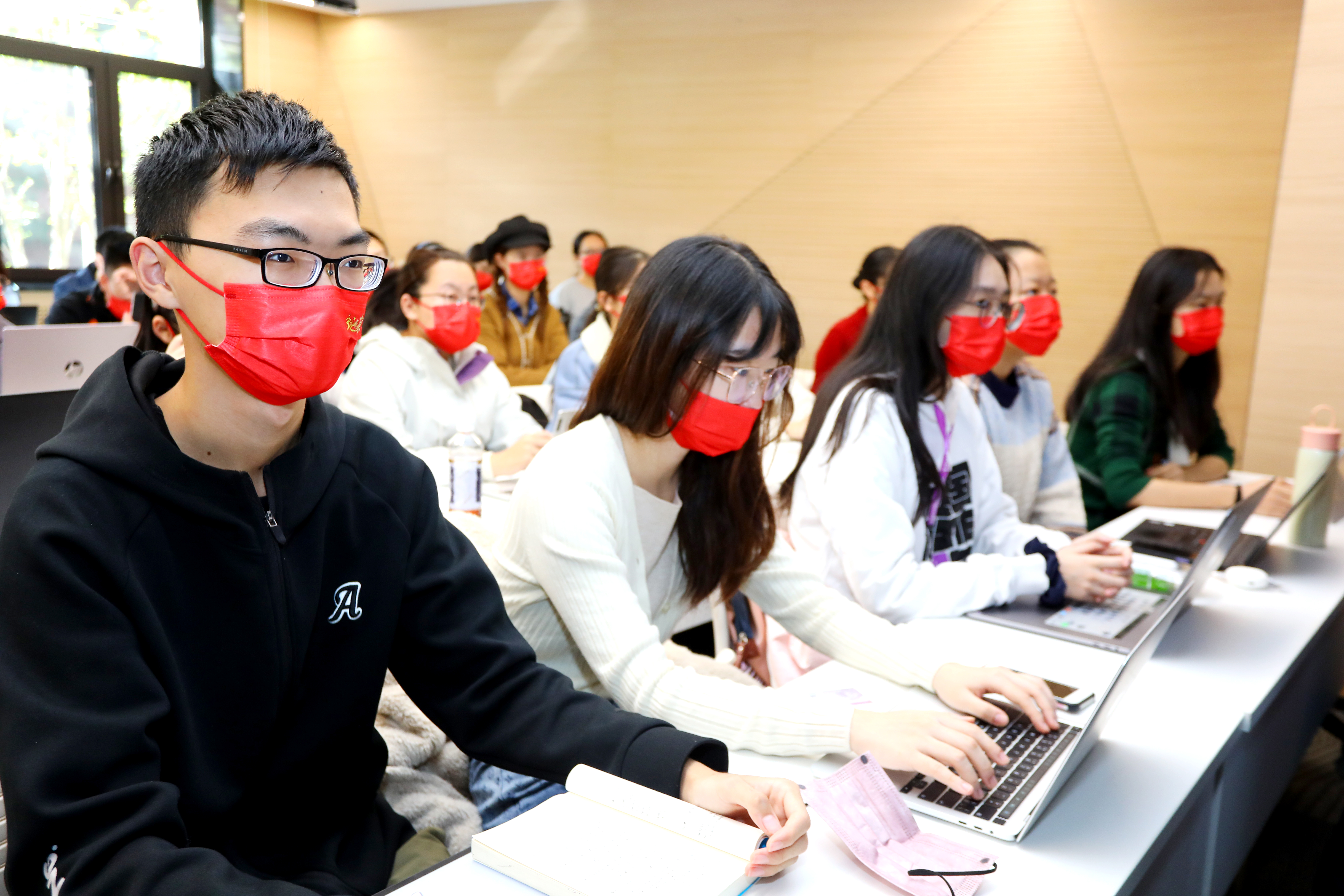 20221018-喜庆二十大,奋进新征程——开云游戏平台本科生党支部热切关注党的二十大开幕会-刘雪天-新雅书院各党支部集体观看党的二十大开幕会2.JPG