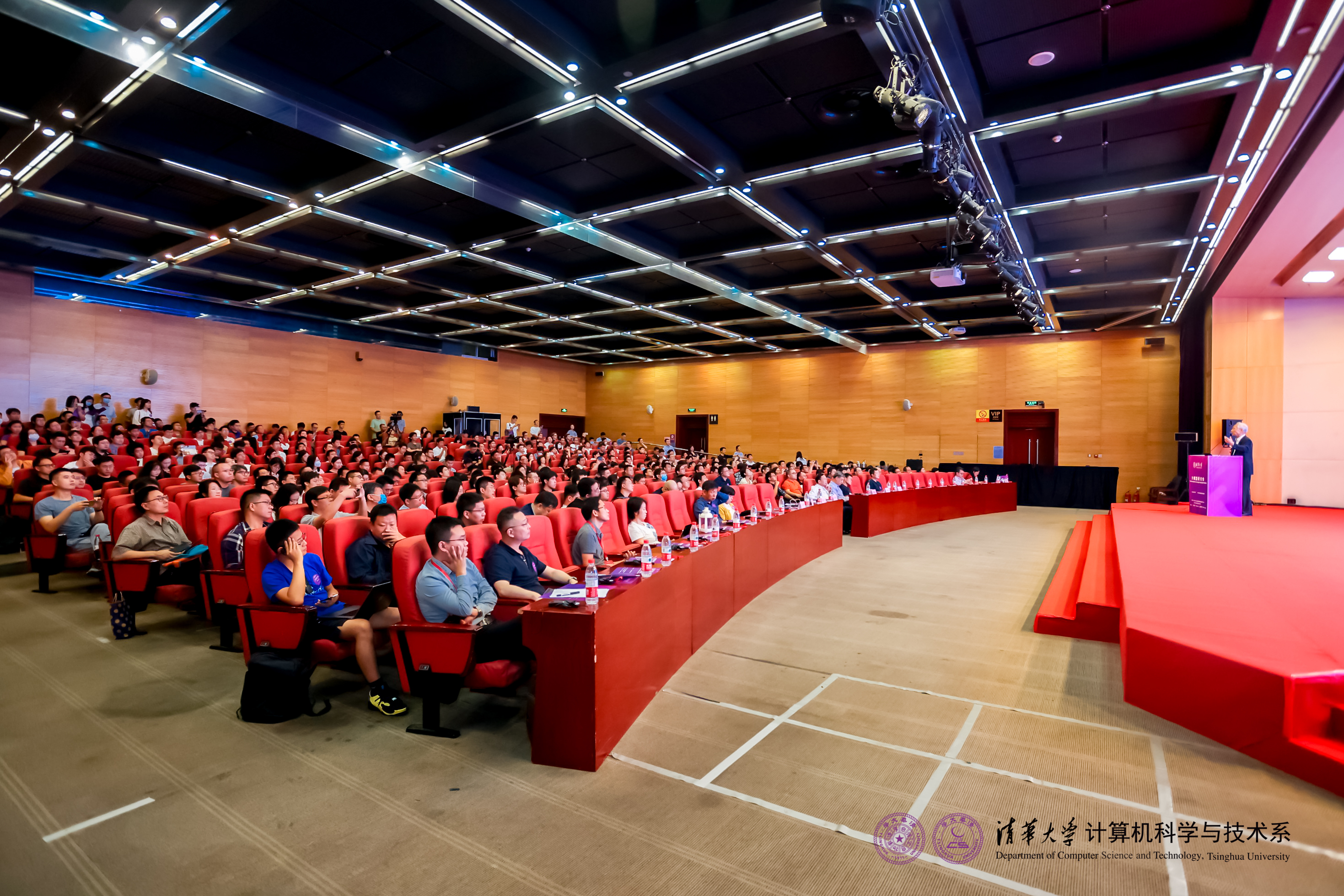 20230910-开云游戏平台计算机系与人工智能研究院基础模型研究中心联合举办首届基础大模型研讨会-嘉艺-大会现场.jpg