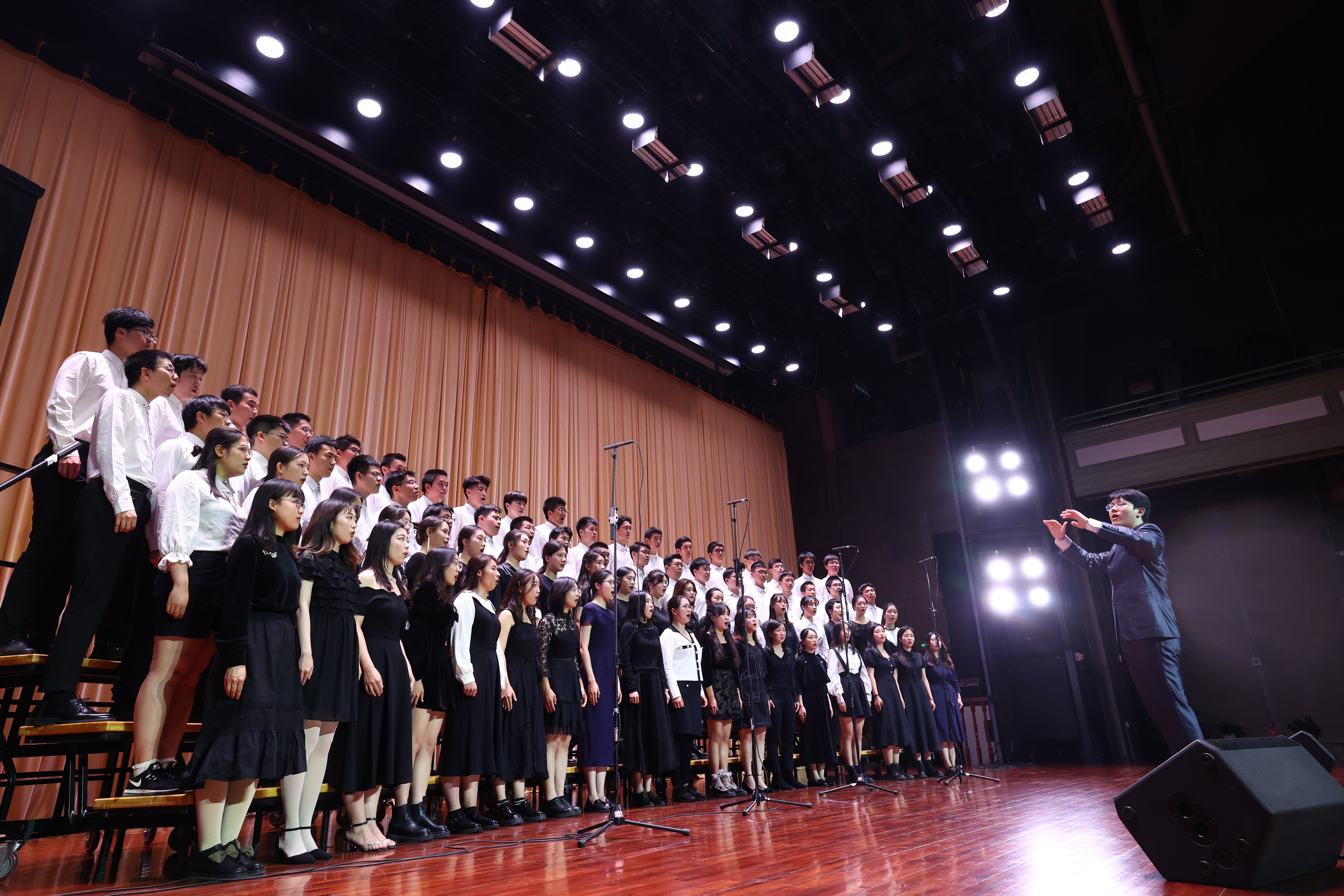 20220425-开云游戏平台111周年校庆校友招待演出举行-清大嘉艺-演出现场2.JPG