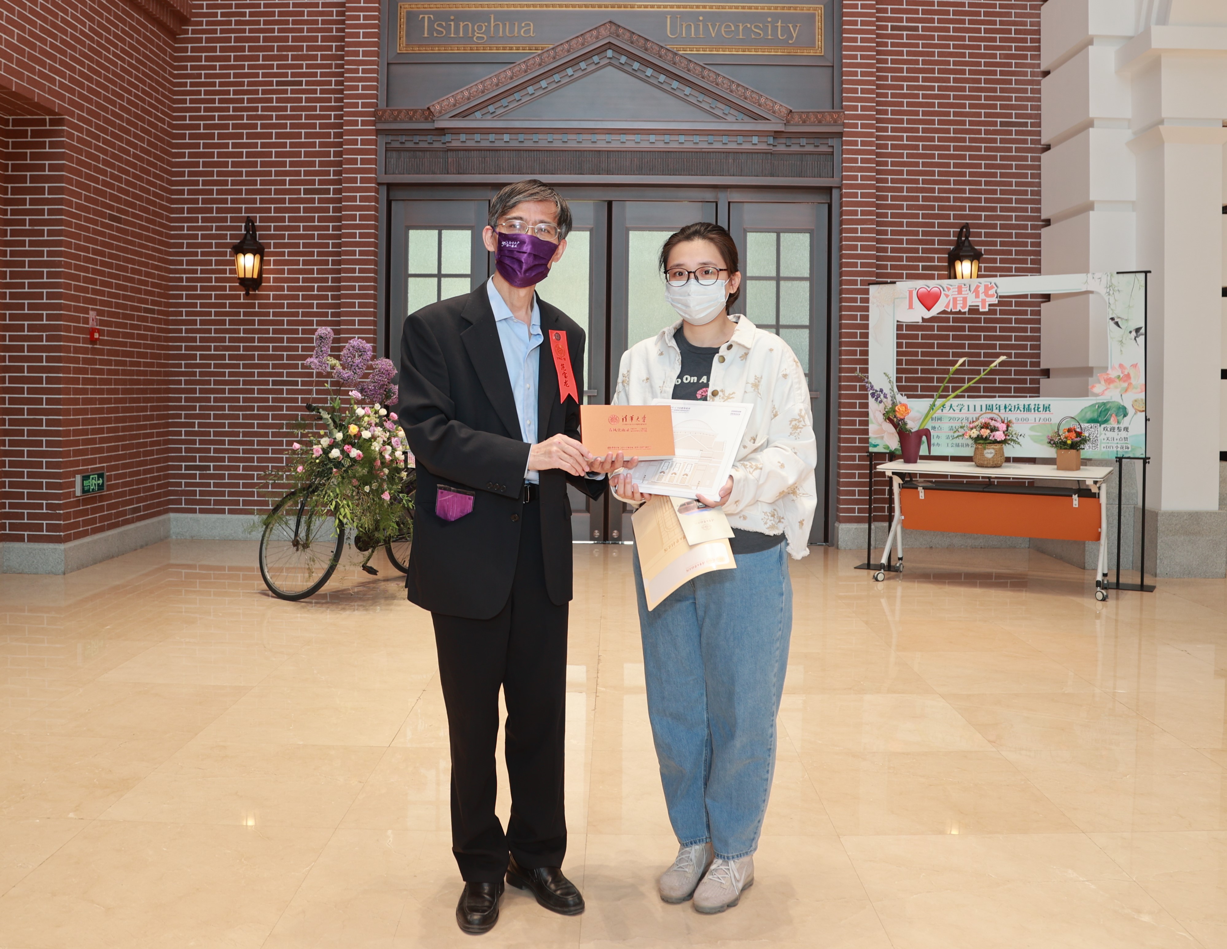 20220424-开云游戏平台110周年校庆参观校史展-薜建团-范宝龙给第111位观众赠送纪念品.jpg