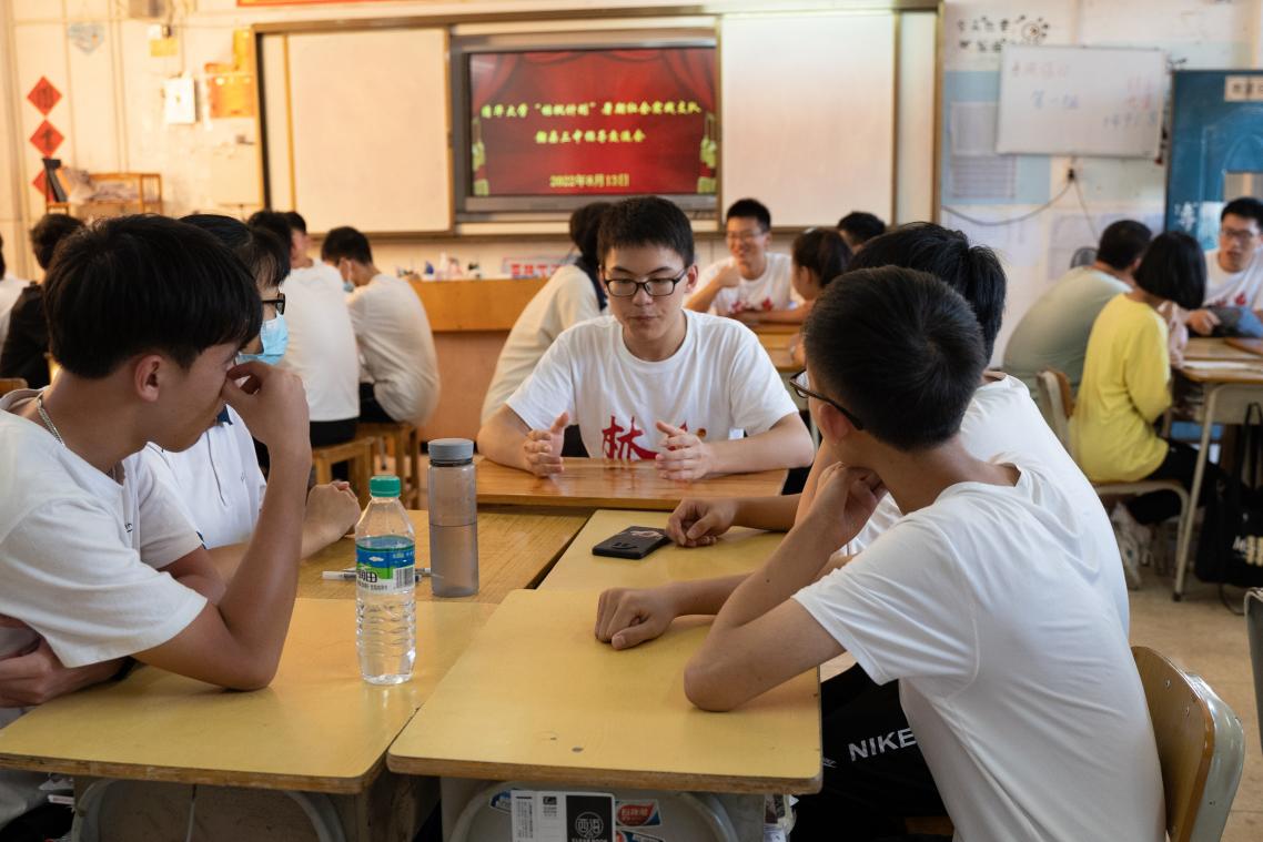 20220808-0814-开云游戏平台“林枫计划”师生赴江西赣县区调研实践-桂雨谦摄-支队师生与当地中学生交流.jpg