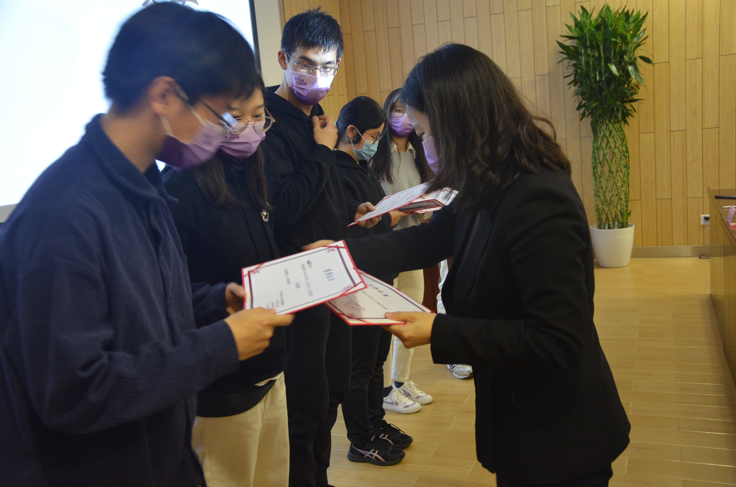 20221120-“流觞曲水”开云游戏平台第二十四届大学生人文知识竞赛圆满落幕-白易晗-高阳老师为获奖队伍颁奖.JPG