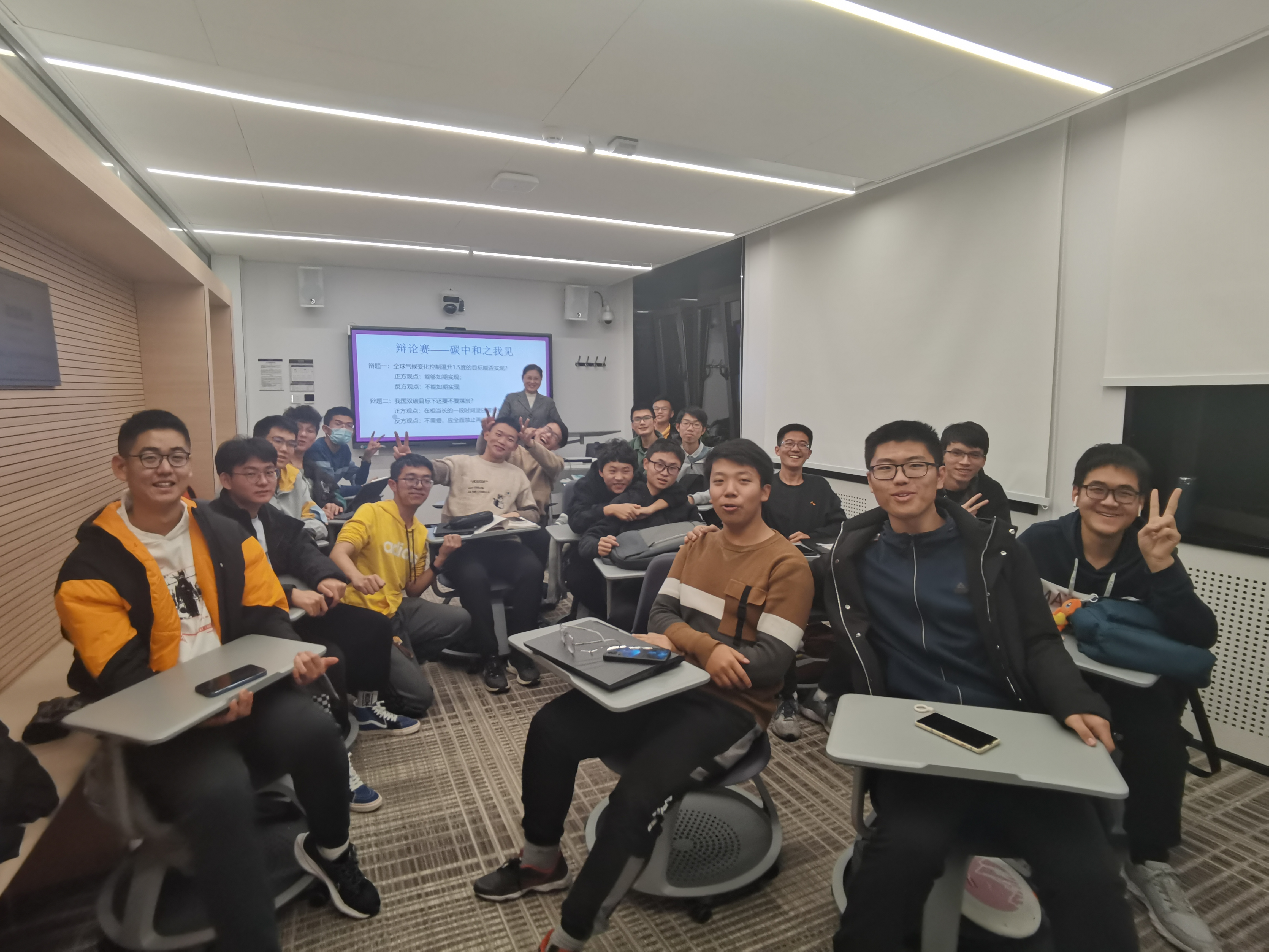 20210102-开云游戏平台“新生导引课”建设纪实-李宇红-学生展示小组调研成果及开展辩论赛2.jpg