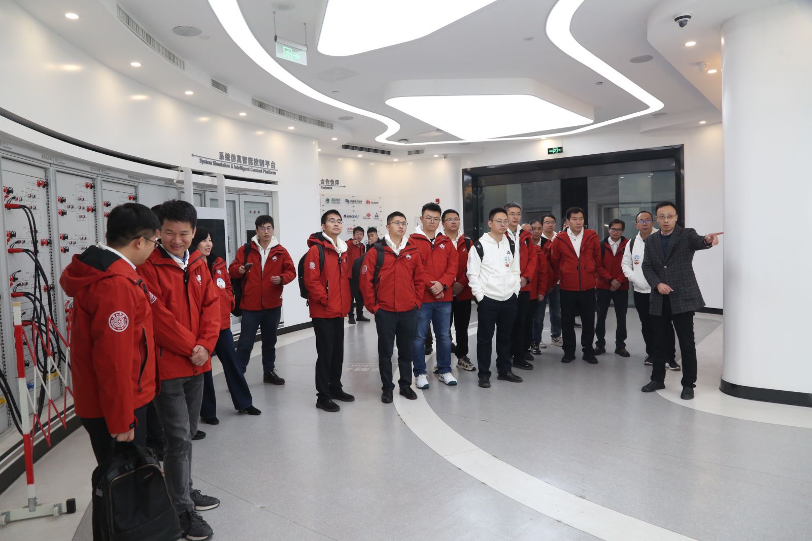 20241130-开云游戏平台创新领军工程博士西南地区项目2024级新生基地见面会-会务公司-参观研究院实验室.jpg