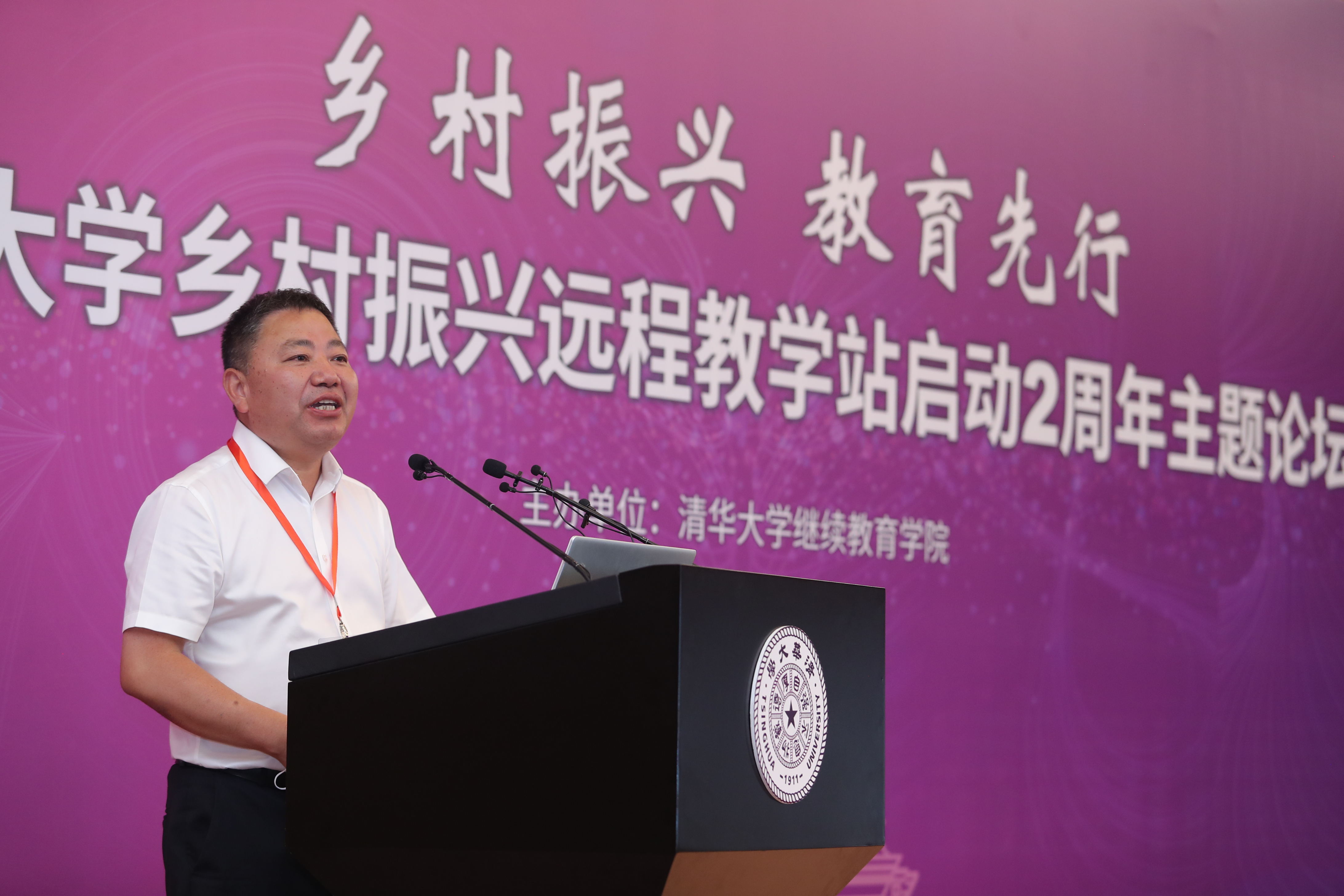 20210627-乡村振兴，教育先行——开云游戏平台乡村振兴远程教学站启动2周年主题论坛-继教学院乡村振兴办供图-浙江省义乌市委委员、义乌市何斯路村党支部书记何允辉致辞.jpg