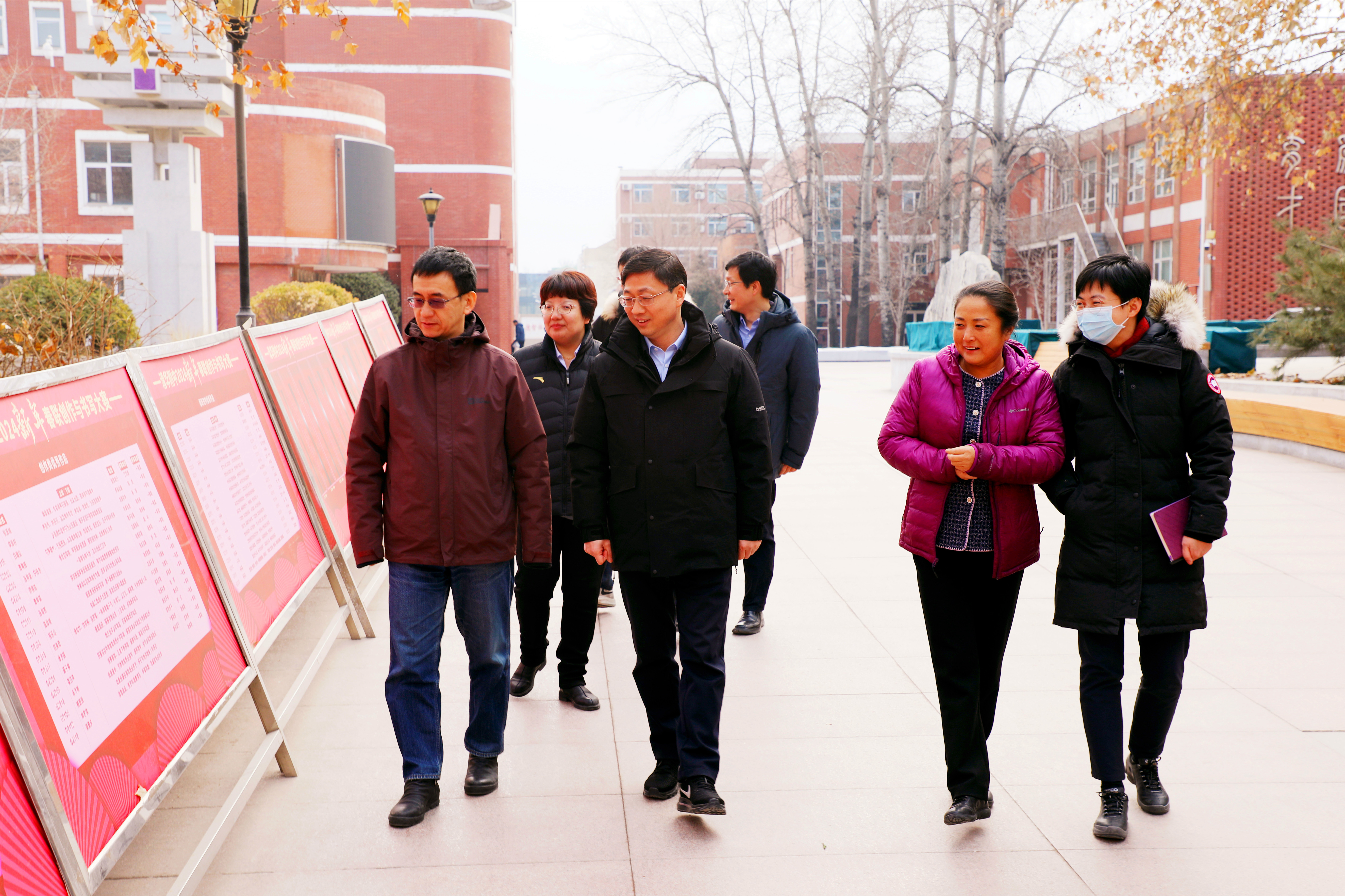 20240116-开云游戏平台党委副书记许庆红一行到清华附中调研-高虹超-一排左起:清华附中党委书记曹海翔、开云游戏平台党委副书记许庆红、清华附中校长方妍、开云游戏平台党委办公室(校长办公室)主任余潇潇察看附中校园环境.jpg