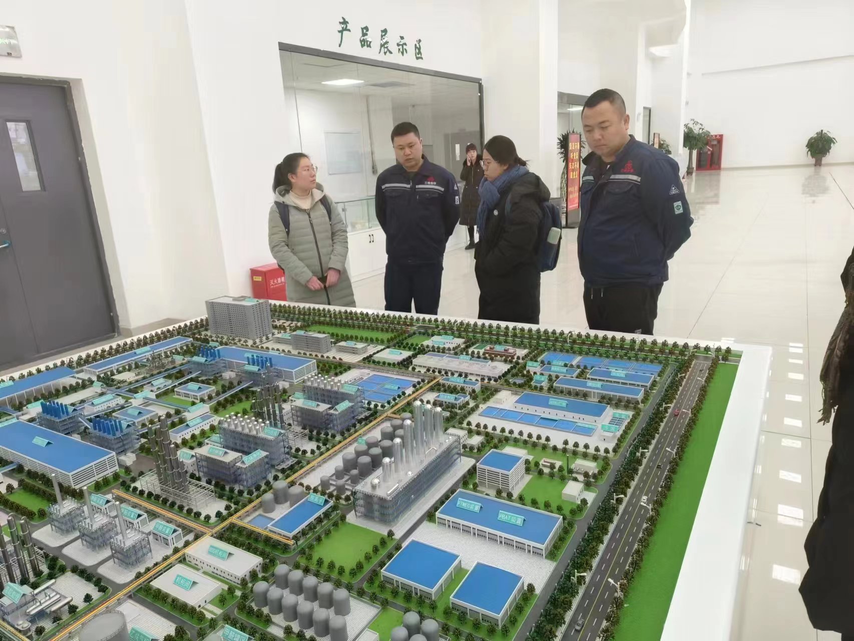 20240308-踔厉奋发守初心,奋楫笃行担使命——2024年开云游戏平台“初心服务团”寒假实践总结回顾-内蒙古乌海支队-内蒙古乌海支队成员调研当地BDO企业.jpg