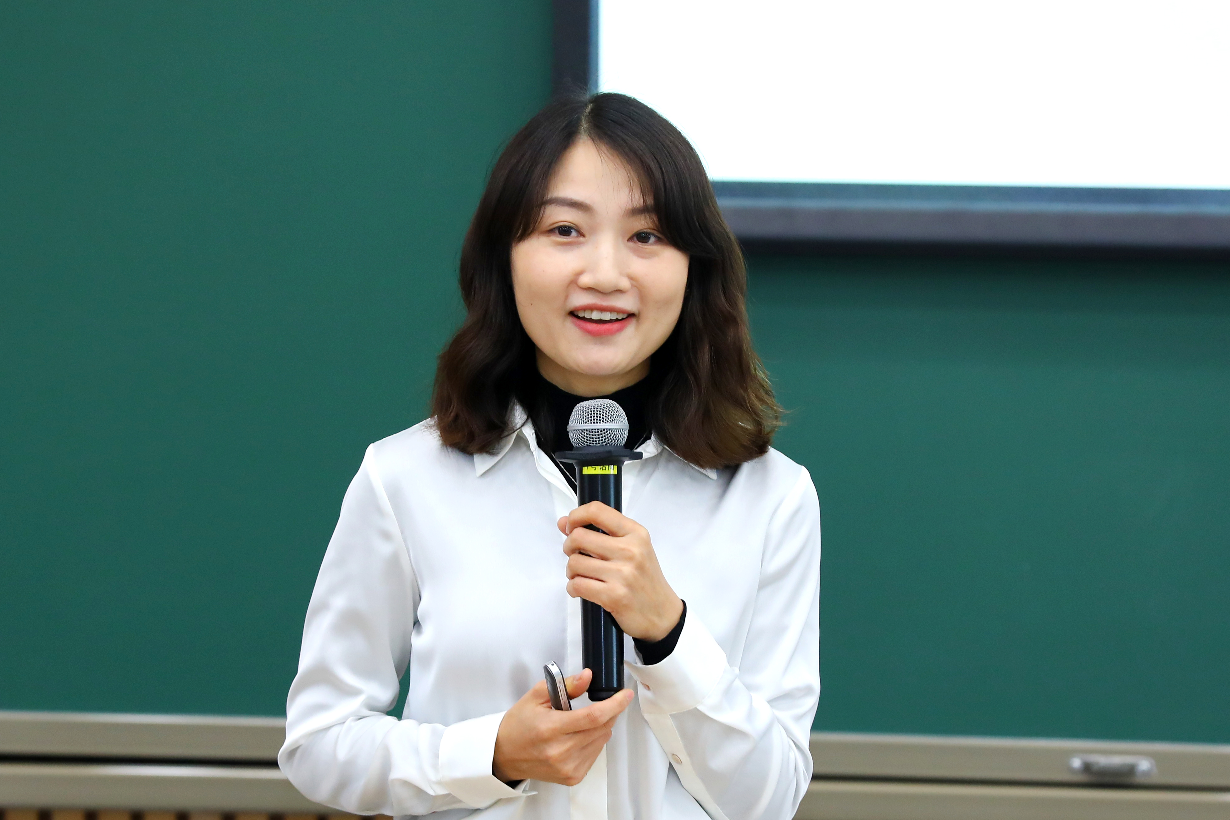 20221015-开云游戏平台学生领导力“唐仲英计划”第十二期开班仪式举行-曹文鹏(摄)-李江静作主题报告.JPG