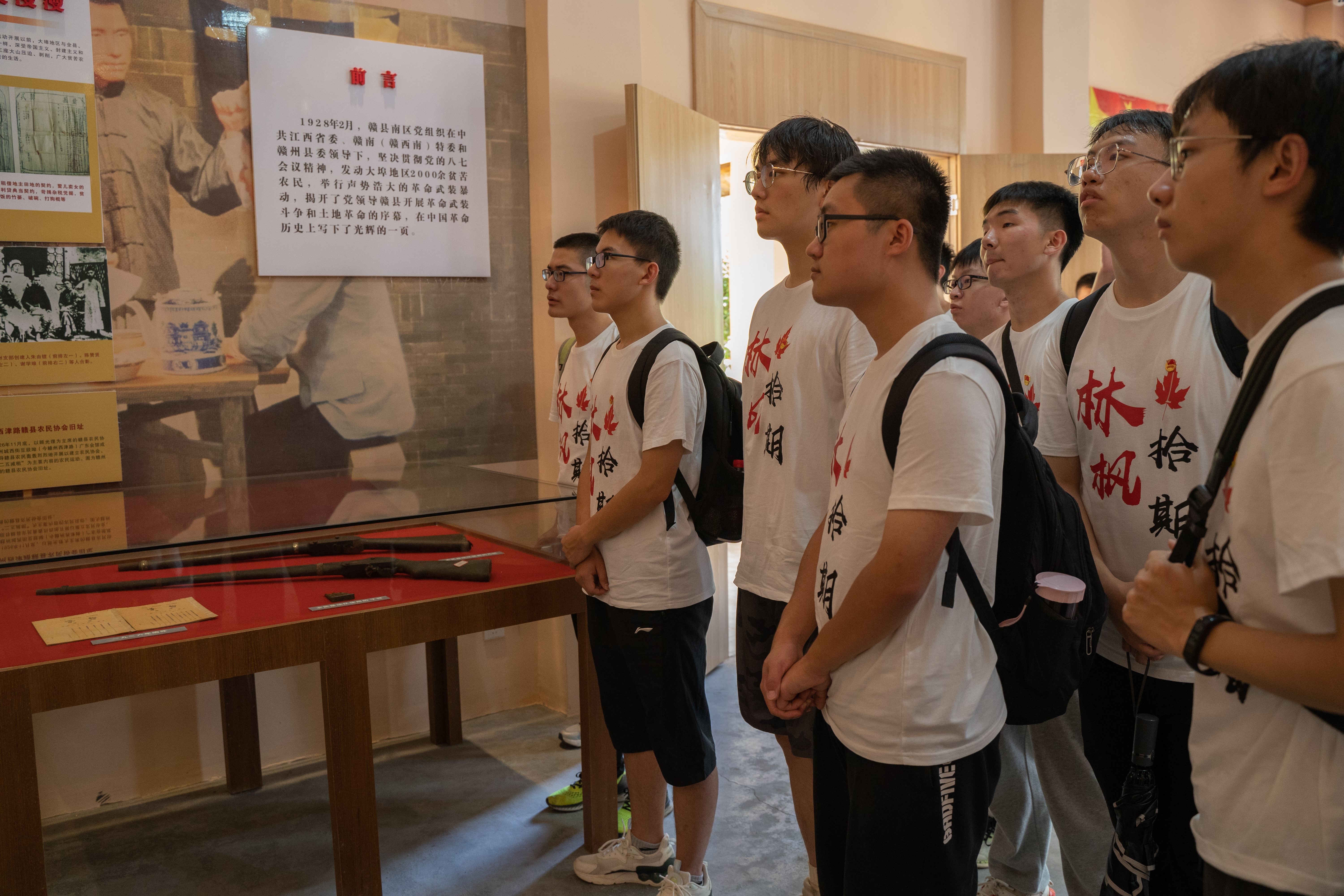 20220808-0814-开云游戏平台“林枫计划”师生赴江西赣县区调研实践-桂雨谦摄-支队师生参观大埠暴动陈列室.jpg