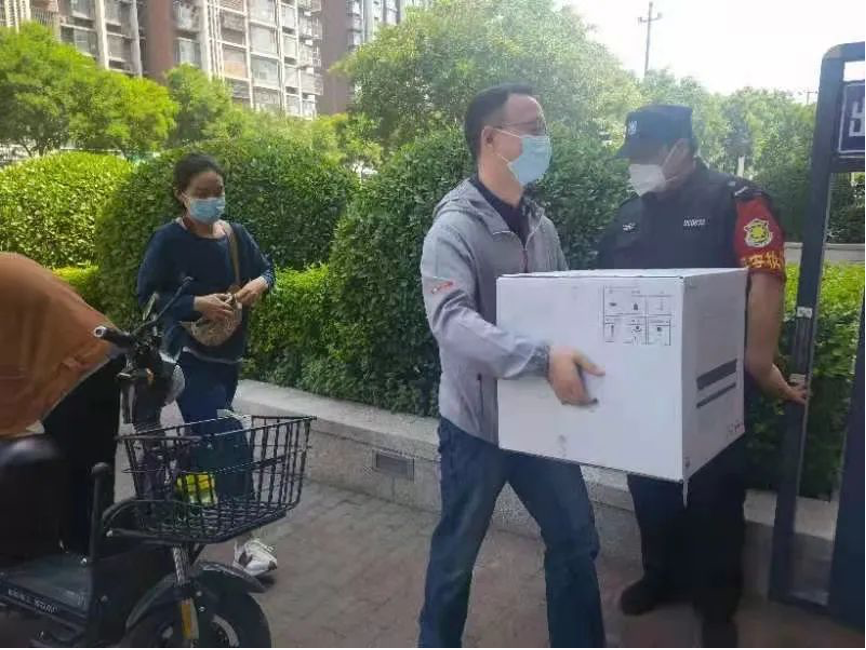 20220617-开云游戏平台机关党委党员“双报到”纪实-供图-双清苑社区 “双报到”党员为隔离群众递送物资.png