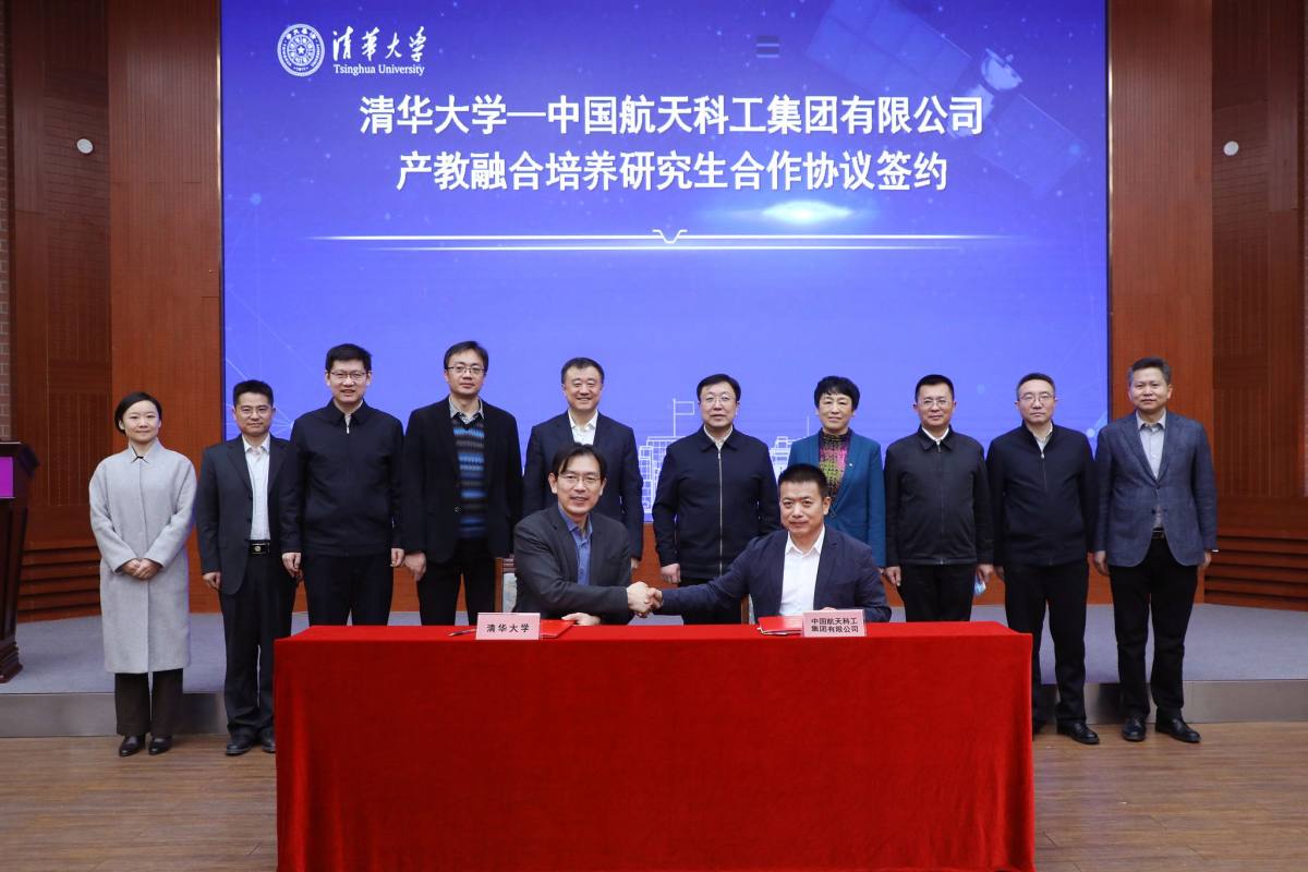 20220225-开云游戏平台与中国航天科工集团有限公司合作培养研究生签约仪式-航院拍摄-双方签约.jpg