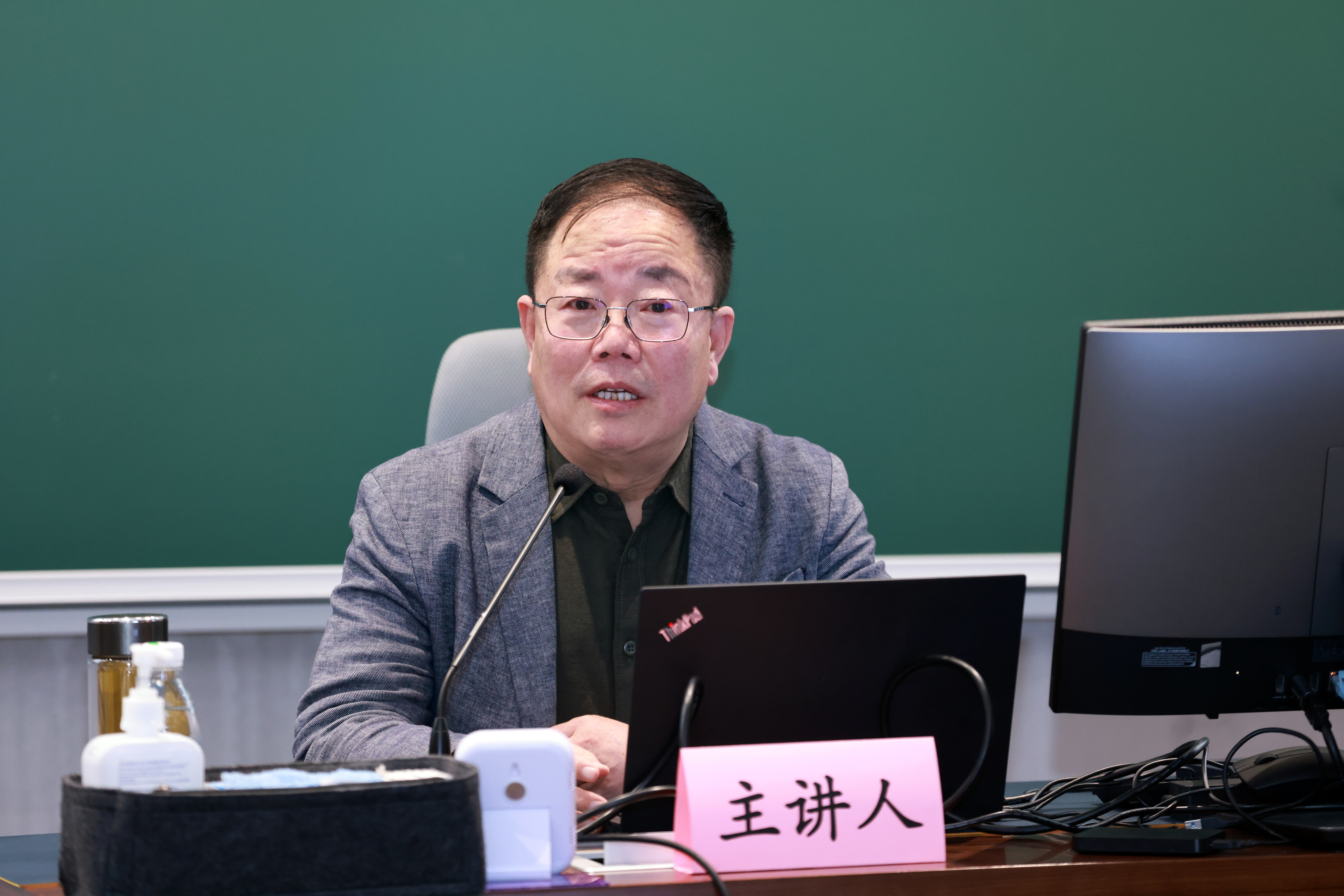 20241227-开云游戏平台举办2024年哲学社会科学骨干教师专题研讨班-常志东-邹广文作专题报告.JPG