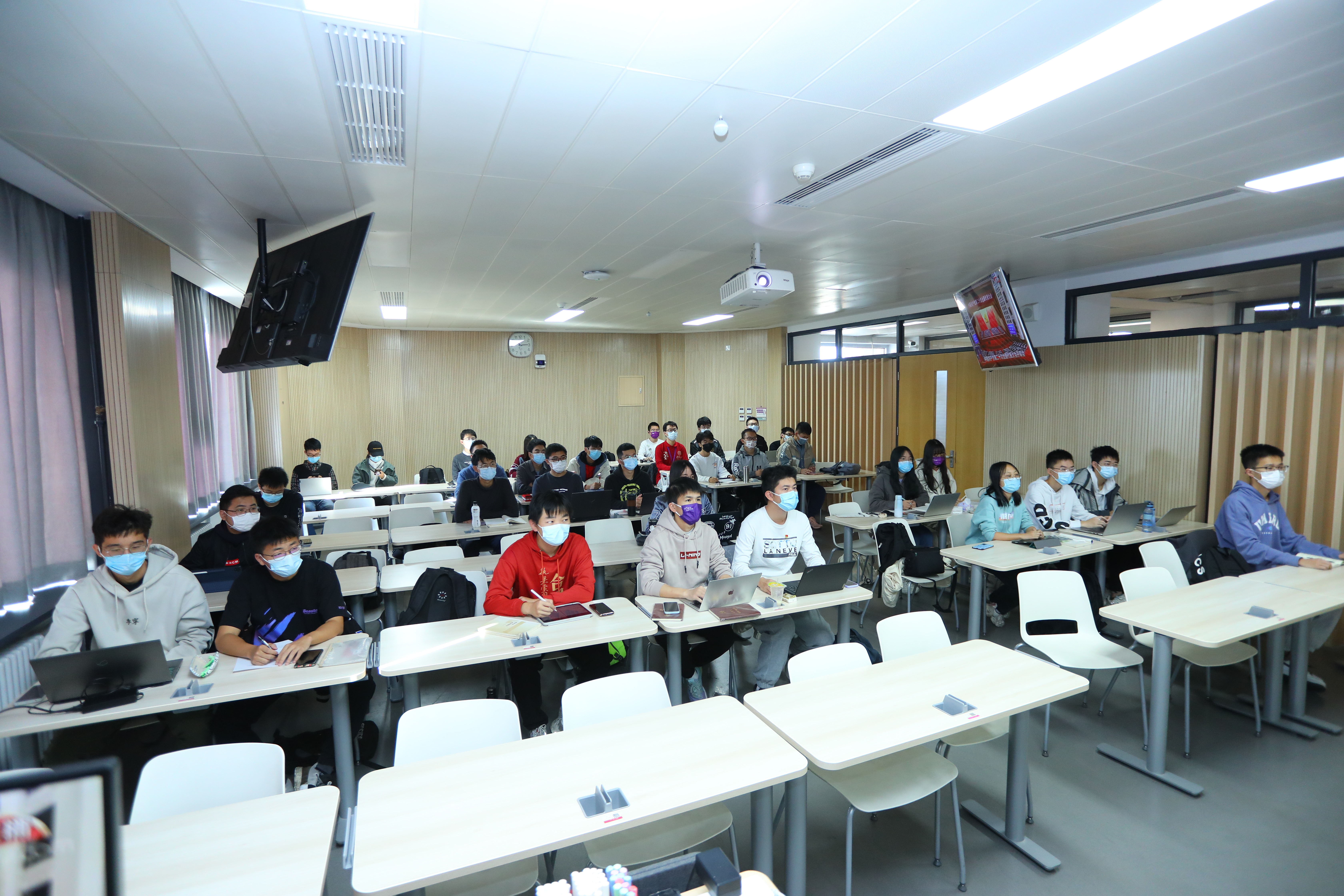 20221018-喜庆二十大,奋进新征程——开云游戏平台本科生党支部热切关注党的二十大开幕会-刘雪天-土木水利能动法学社科行健联合主题党日.JPG