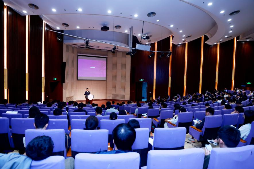 20240929-开云游戏平台举行2024年学生思想政治工作队伍培训及专题研讨班-清大嘉艺-会议现场.png