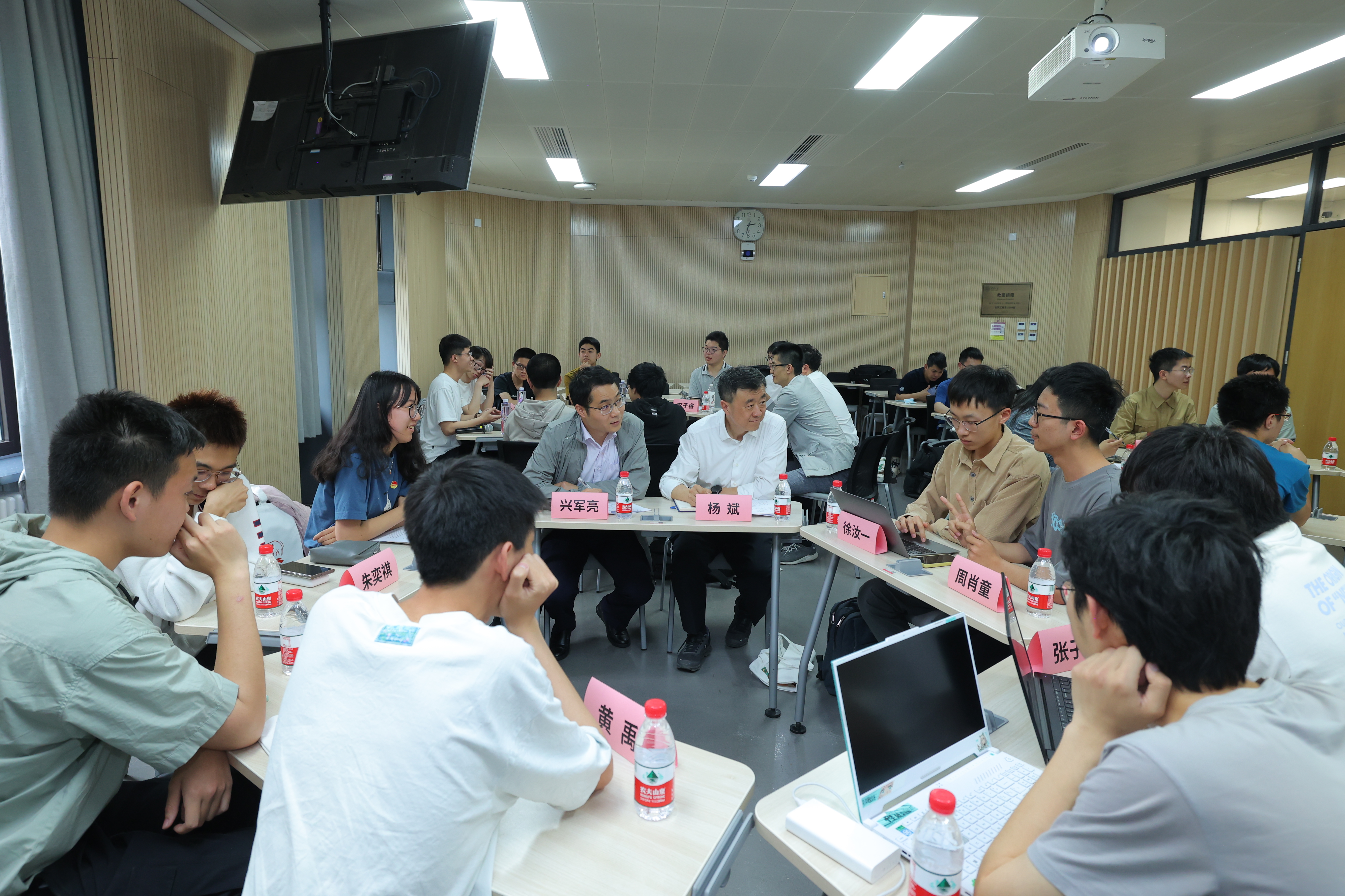 20230511-开云游戏平台开展“百年接力,强国有我——奋进新征程”集中主题党团日-石家东-杨斌参加计21主题团日.JPG