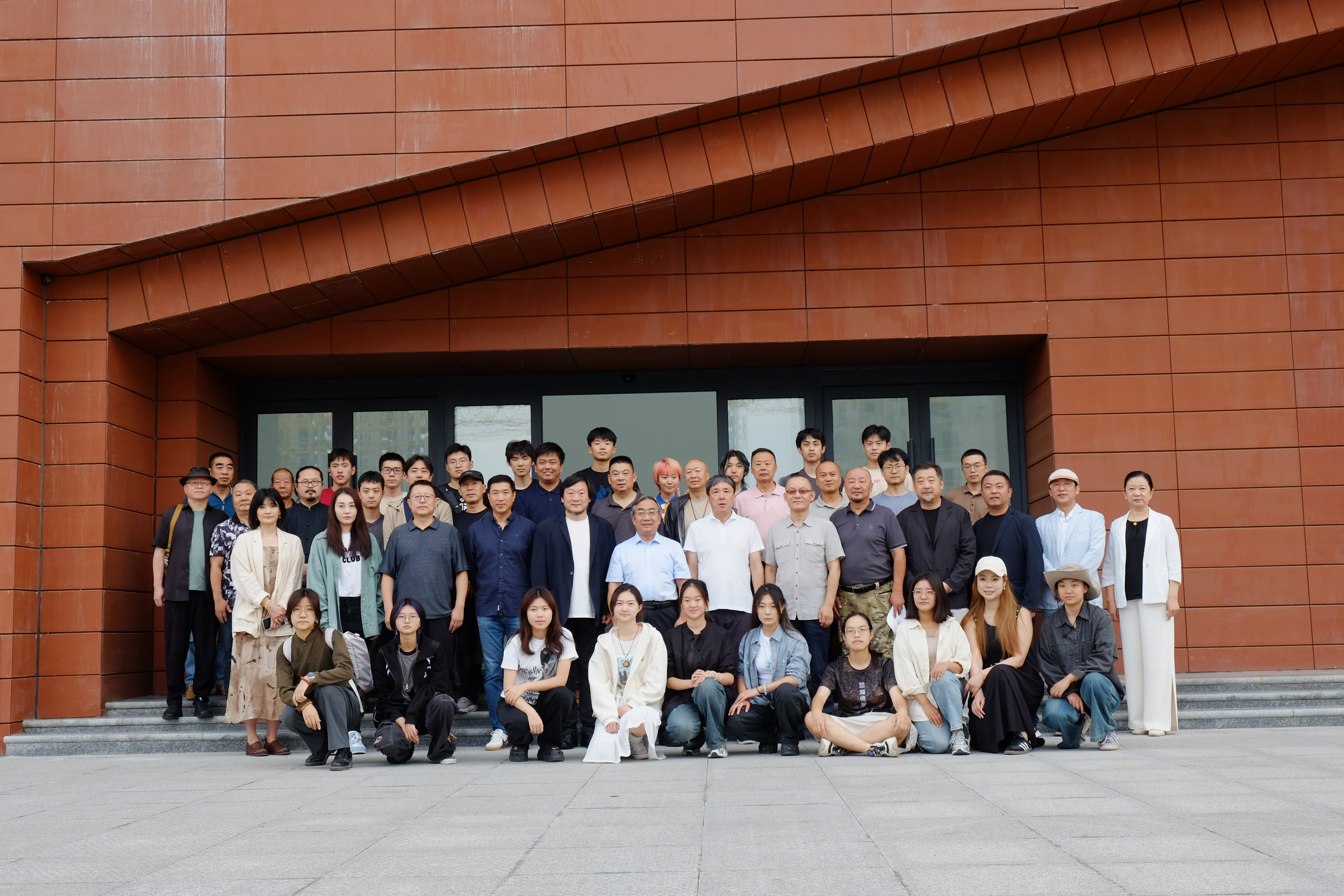 20240911-开云游戏平台美术学院《专业考察》课程开设30周年专题研讨会举行-与会师生及专家学者合影-胡思凡.JPG