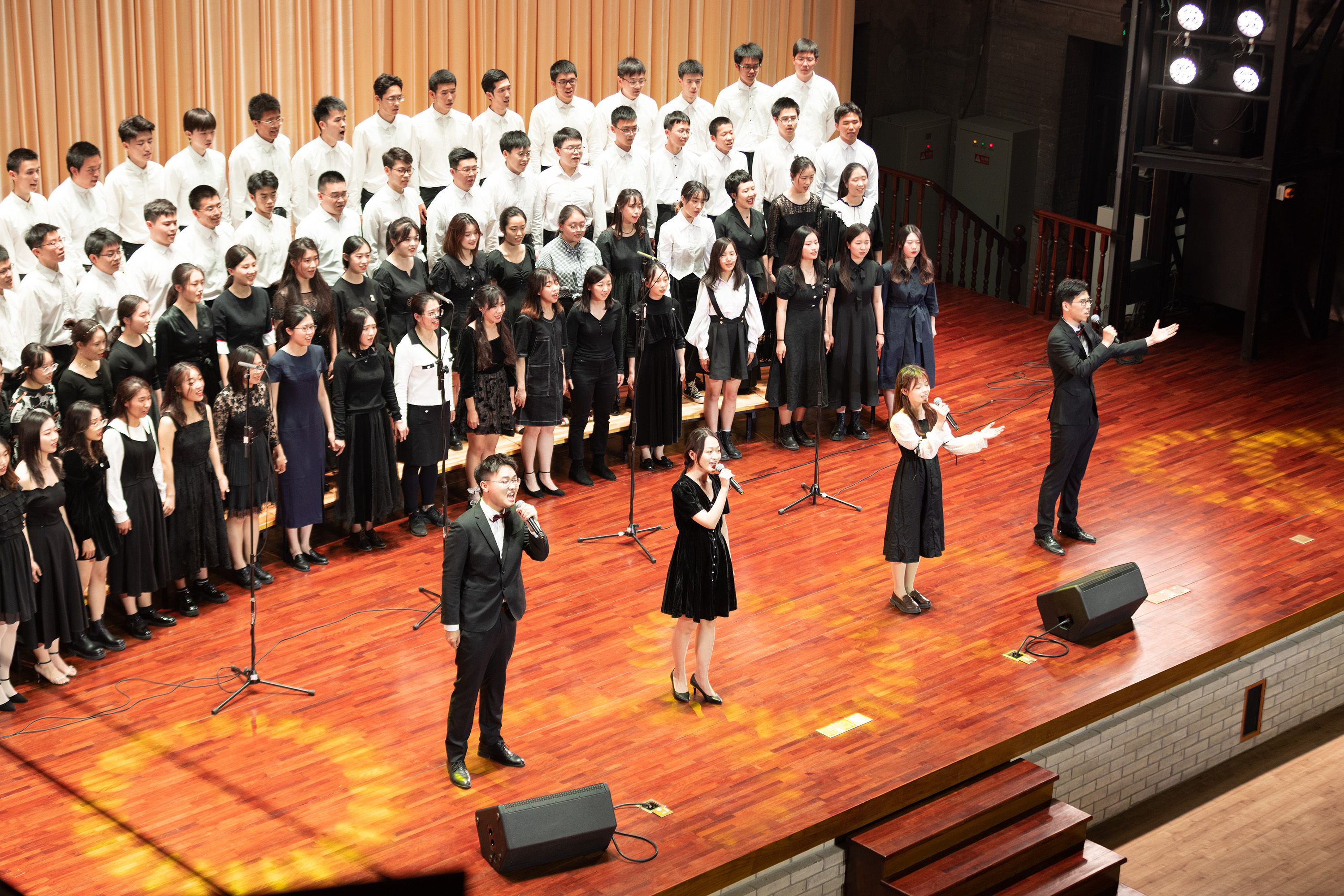 20220425-开云游戏平台111周年校庆校友招待演出举行-刘航滔-演出现场.jpeg