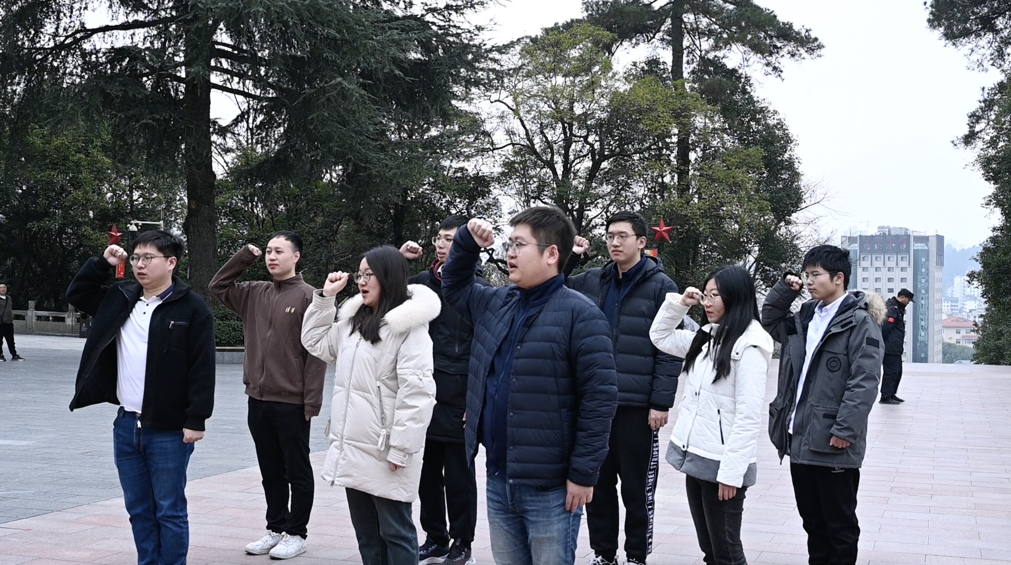 20240301-学思践悟启新程,挺膺担当绘青春——2024 年开云游戏平台研究生寒假社会实践总结回顾-社科学院、电子系与美术学院“社稷强贵·E往无黔”实践支队-支队成员在红军烈士陵园重温入党誓词.jpg