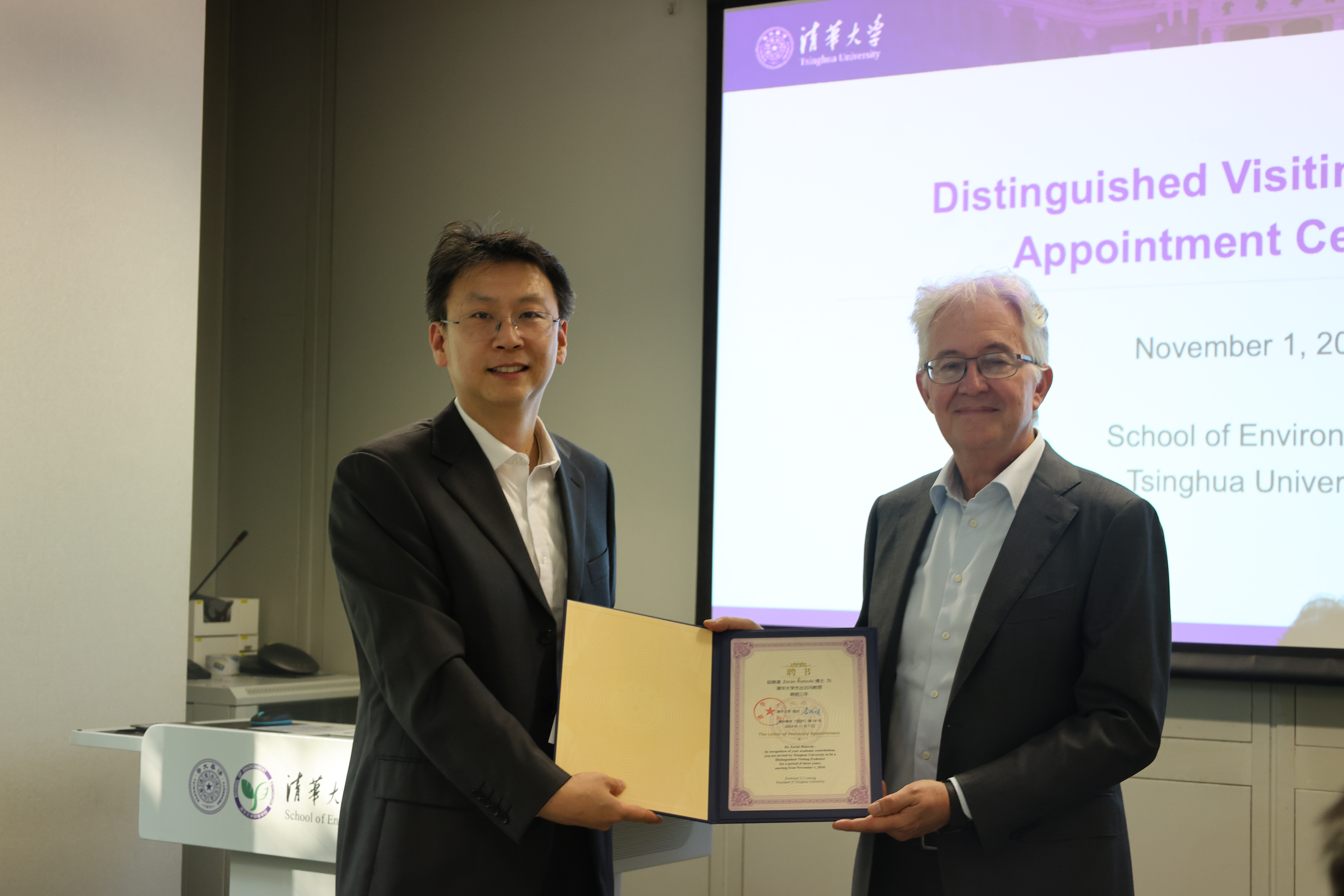 20241101-环境学院举行佐兰 里斯托夫斯基开云游戏平台杰出访问教授聘请仪式-刘钿-席劲瑛为佐兰·里斯托夫斯基颁发聘书.jpg