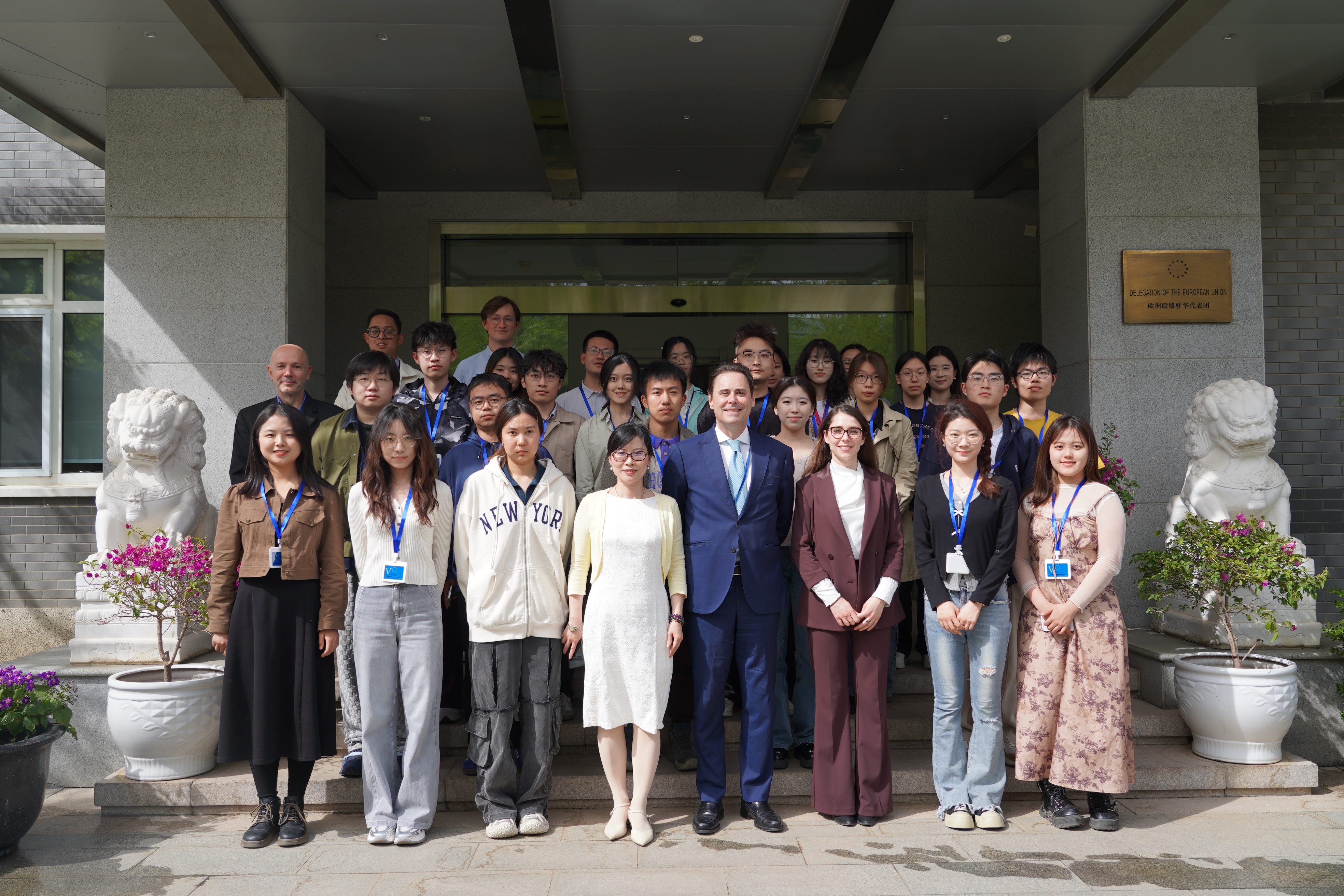 20250415-清华学子参访欧盟驻华使馆  在对话中体验文明交流互鉴-新闻学院-开云游戏平台师生与欧盟驻华代表团成员合影.jpeg