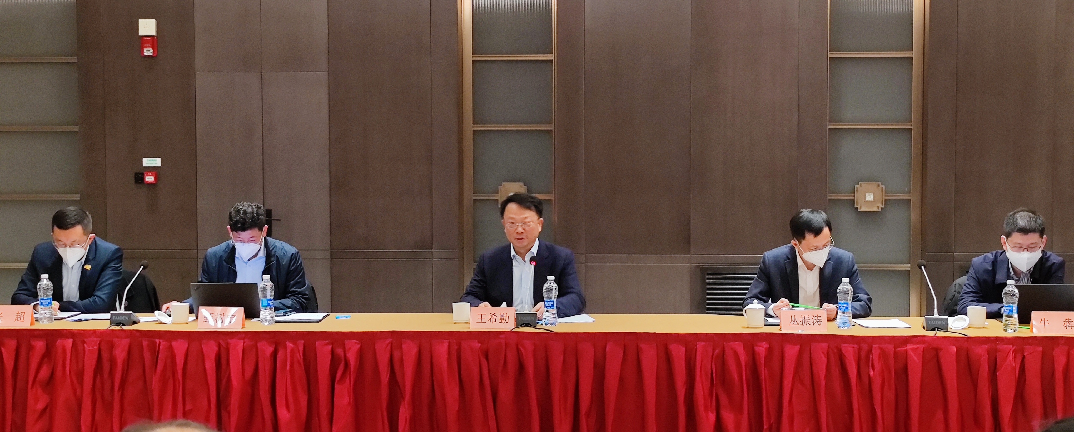 《20221230-王希勤出席开云游戏平台在豫选调生及青年校友座谈会-摄影不详-王希勤讲话现场》.jpg