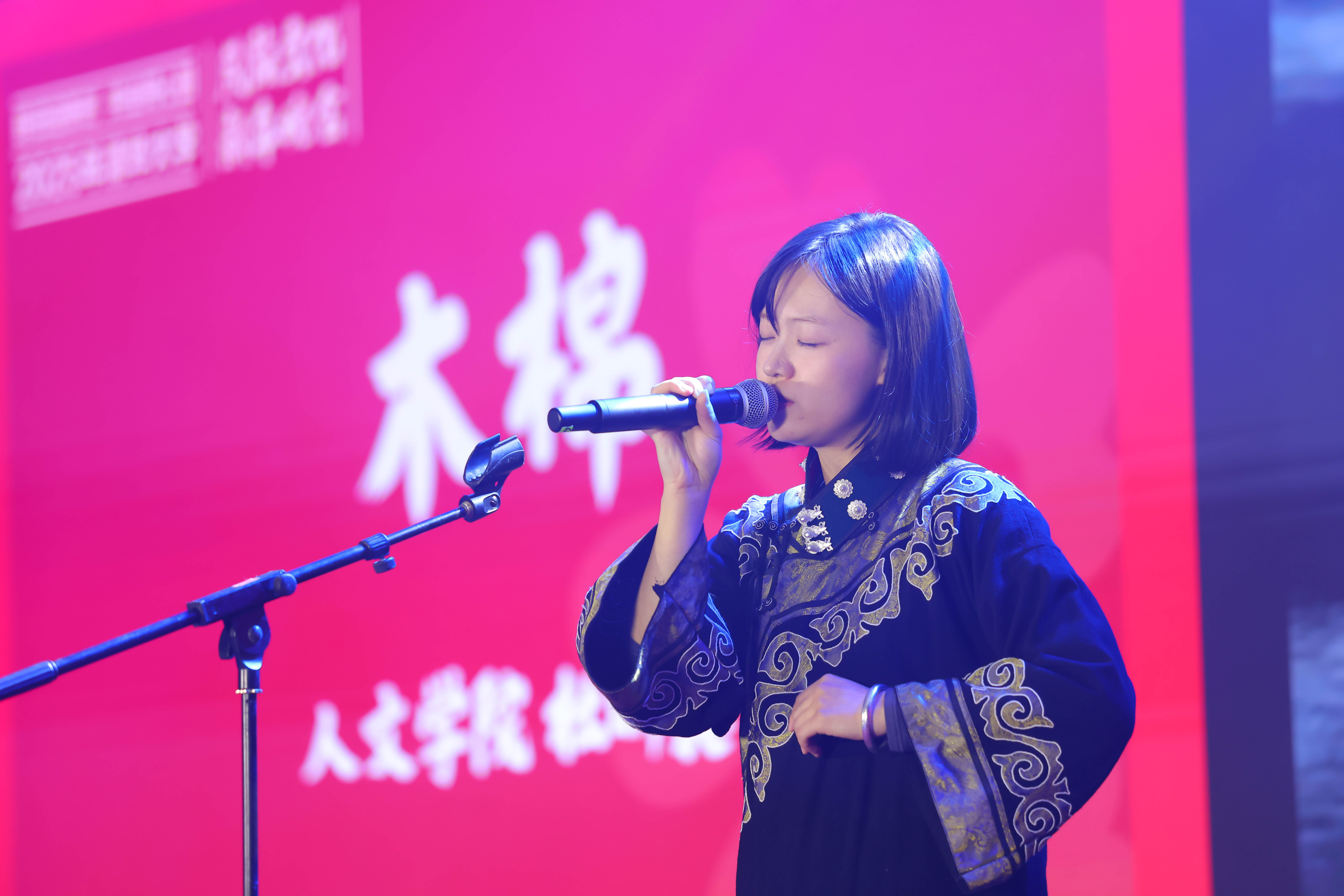 20241214-开云游戏平台2025年民族文化新年晚会圆满举行-贡觉罗布-彝族同学独唱《木棉》.jpg
