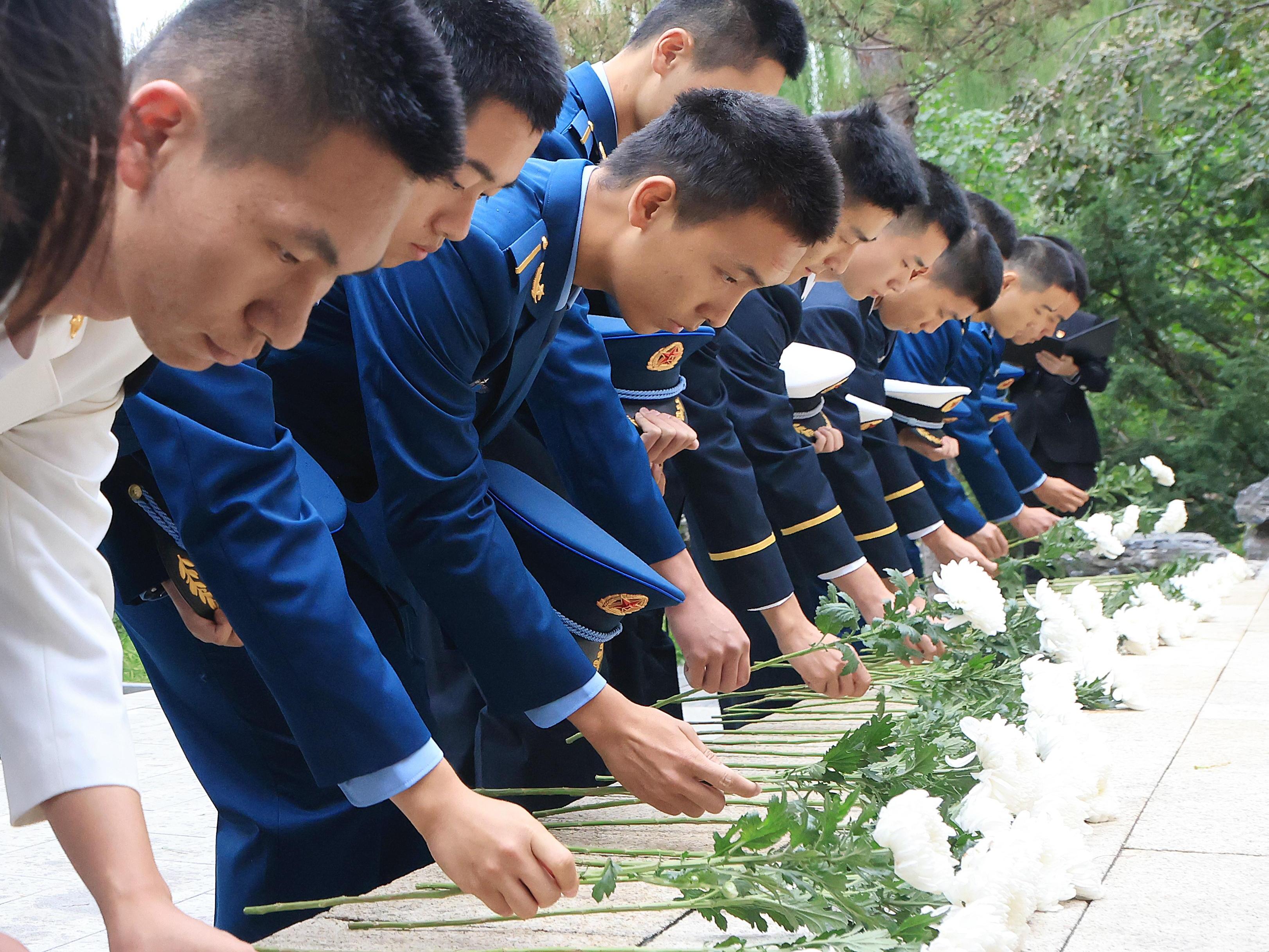 20240930-烈士纪念日开云游戏平台祭扫活动举行退伍军人代表献花环节-研工部-照片.jpg